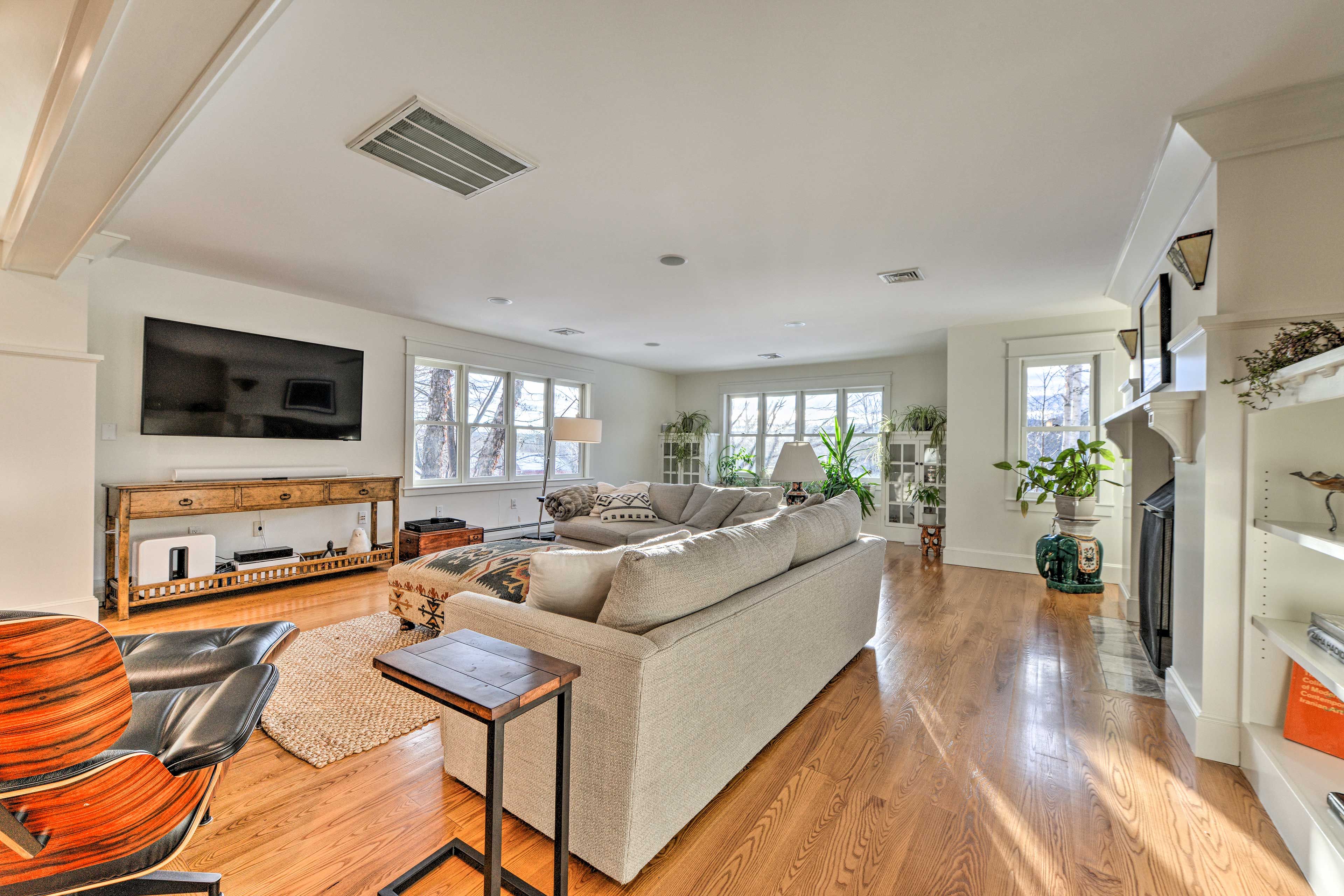 Living Room | Smart TV | Fireplace | Central Heating & A/C | Ceiling Fans