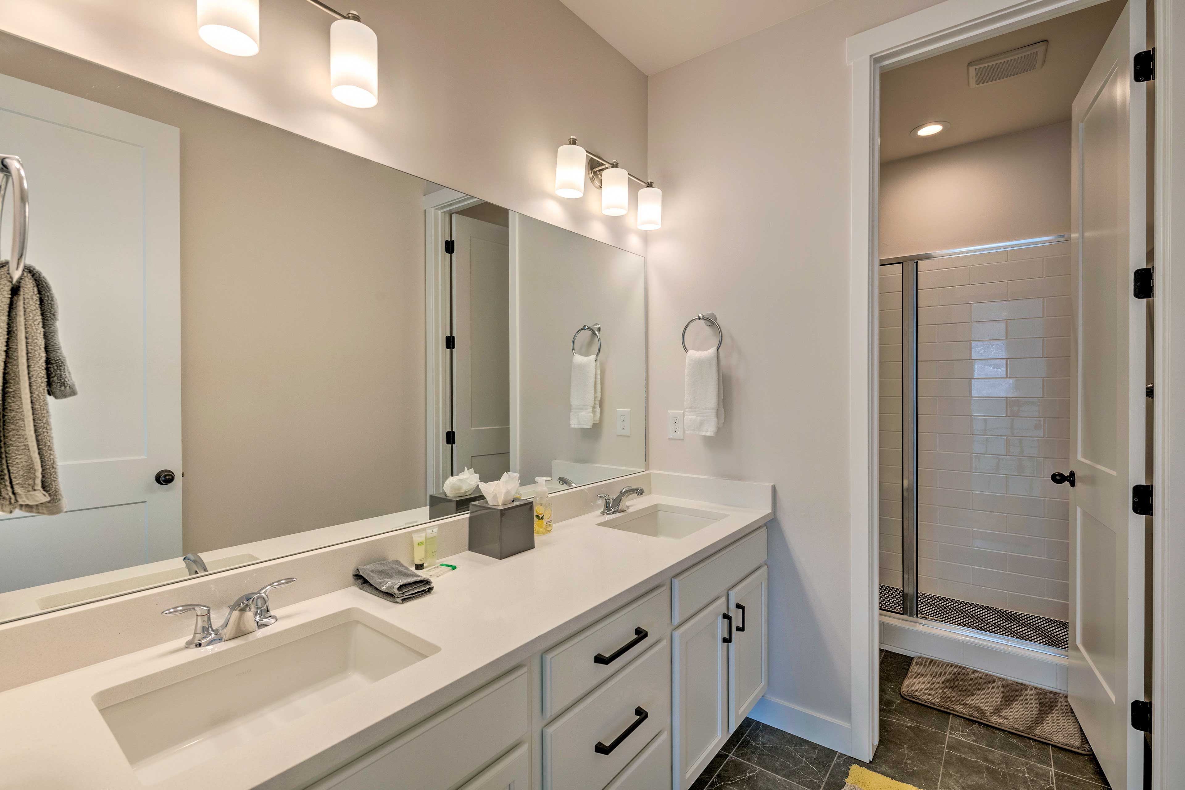 Full Bathroom | Towels & Linens