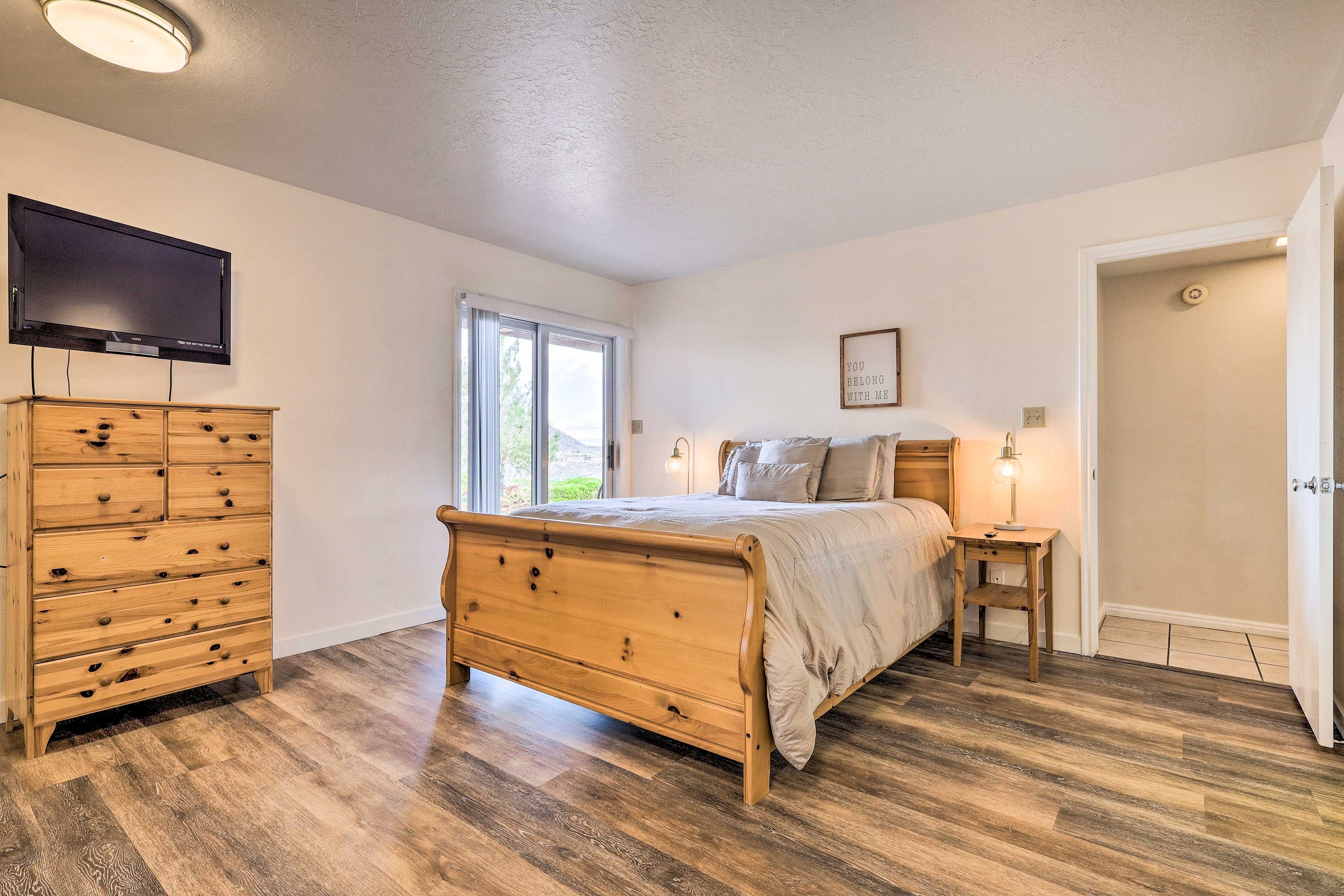 Bedroom 1 | Queen Bed