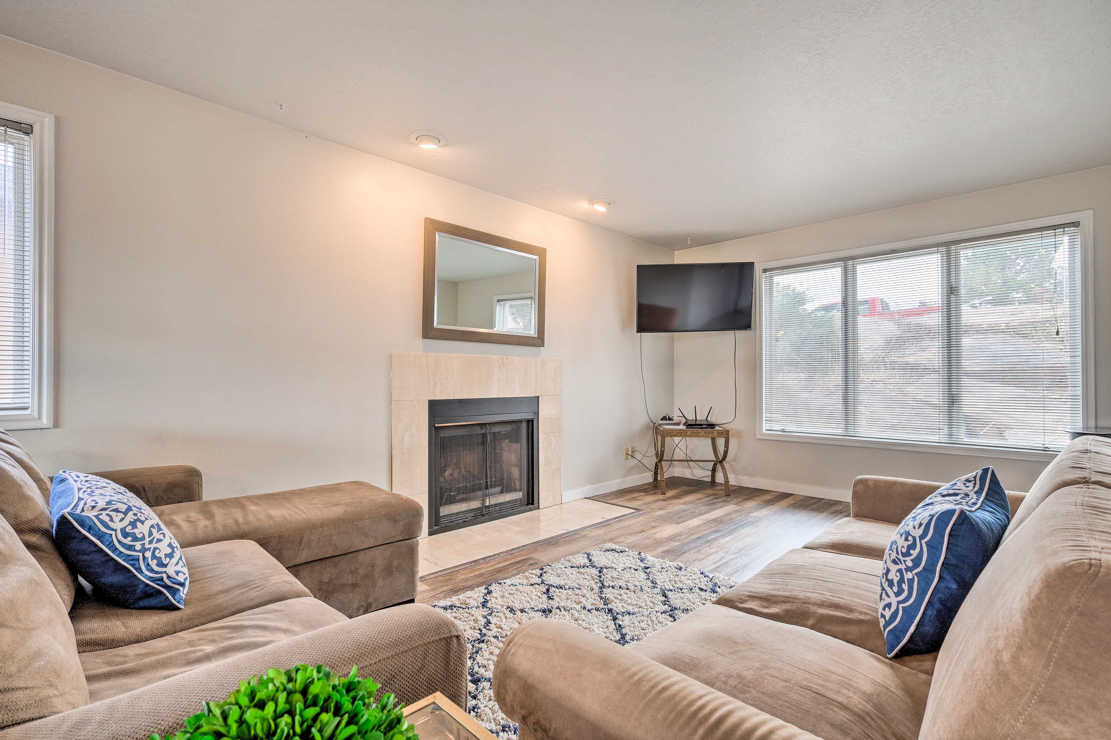 Living Area | Smart TV | Fireplace
