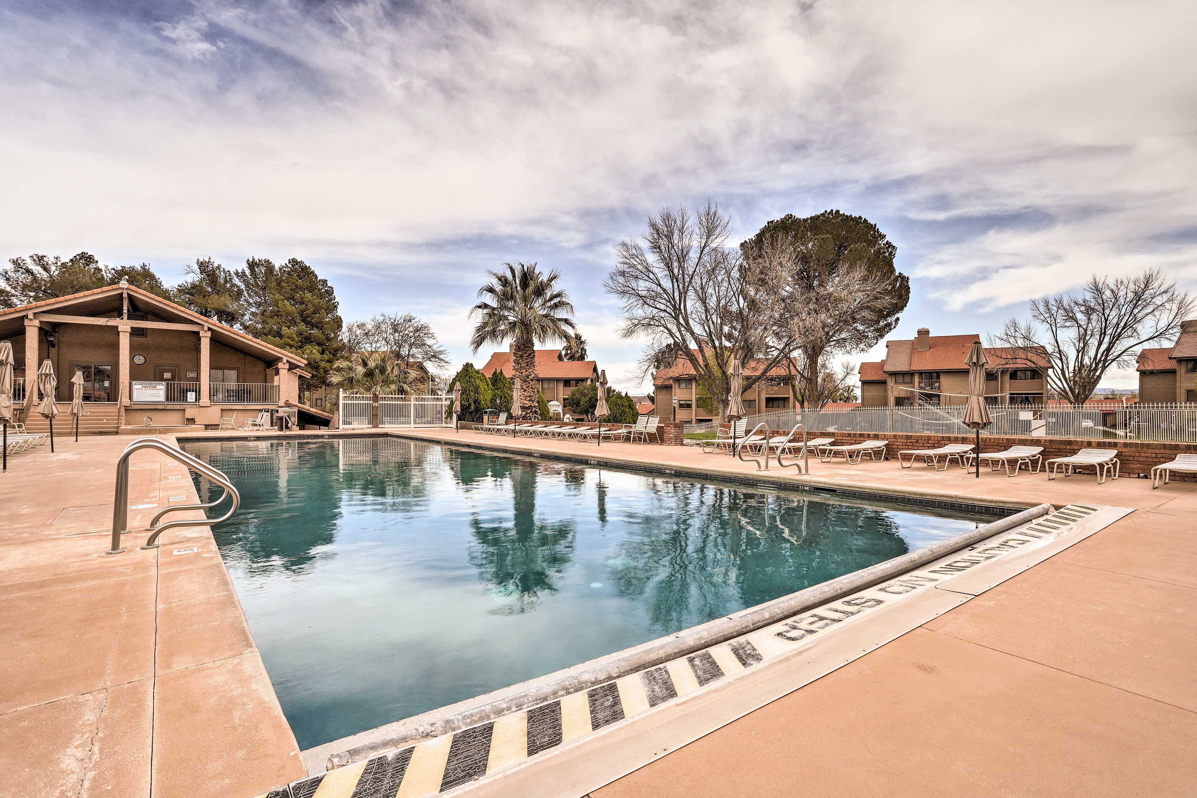 Community Outdoor Pool & Hot Tub