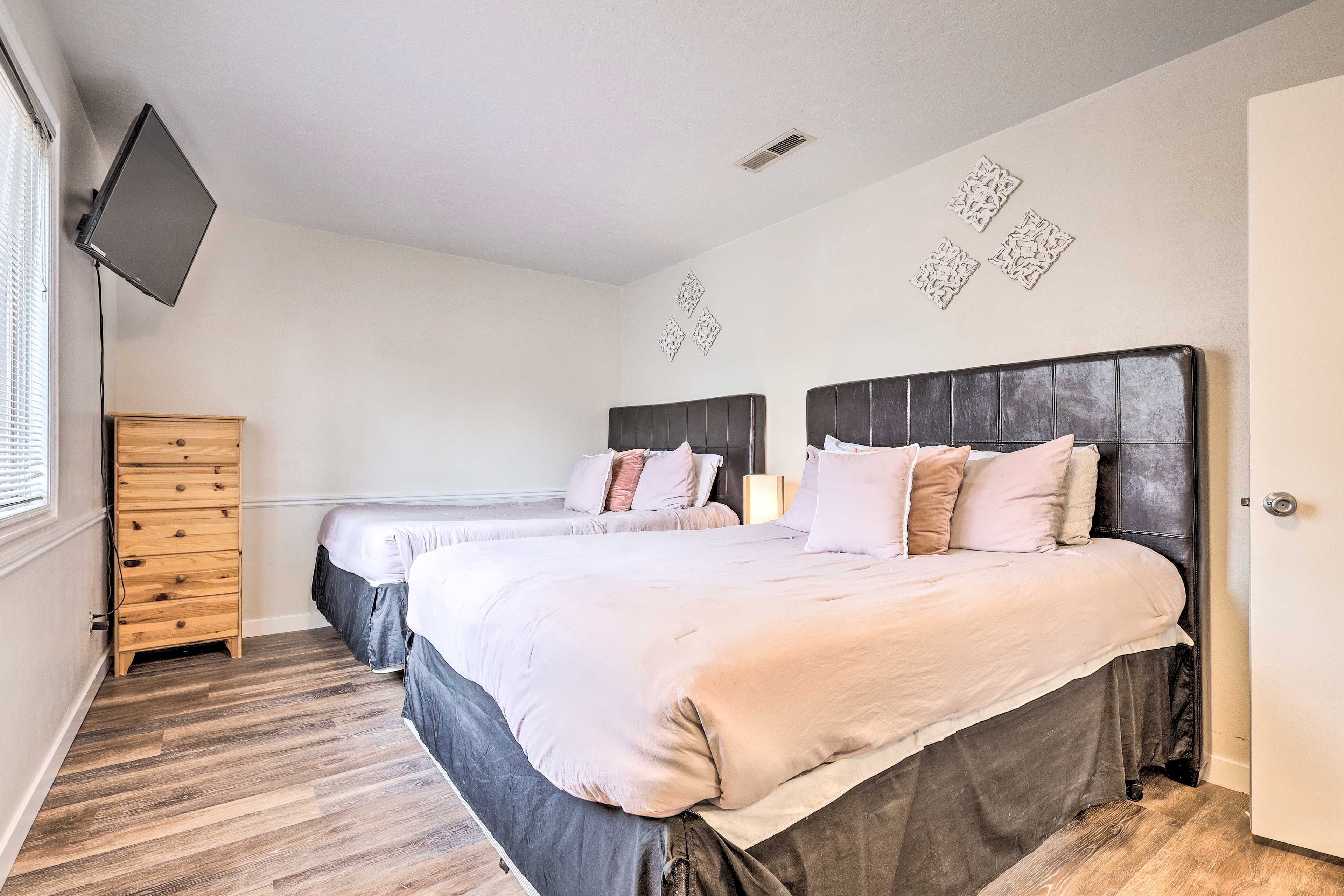 Bedroom 2 | 2 Queen Beds | Smart TV