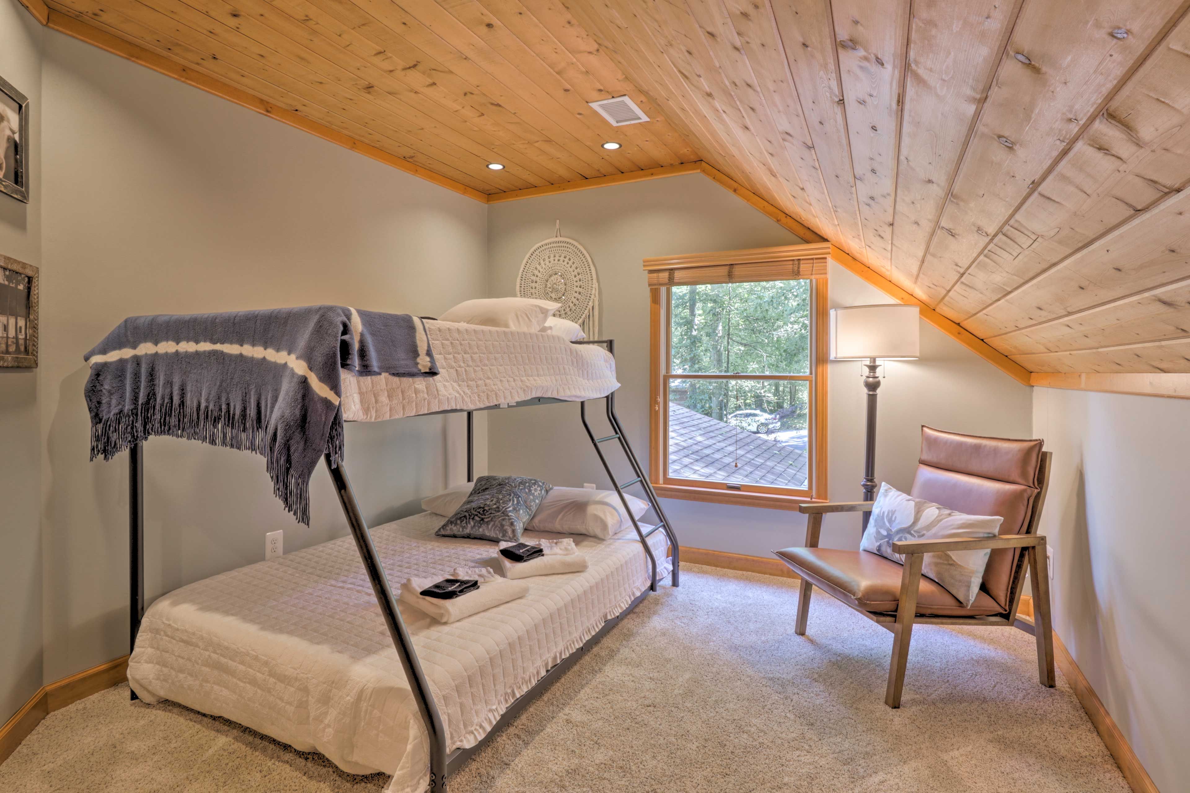 Bedroom 3 | Twin/Full Bunk Bed