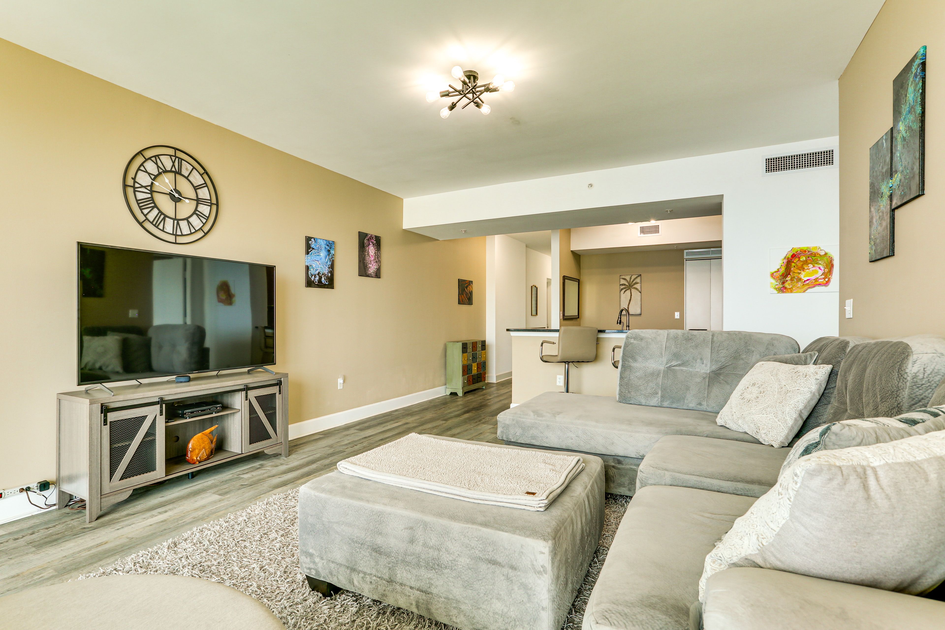 Living Room | Smart TV | Free WiFi | Central A/C