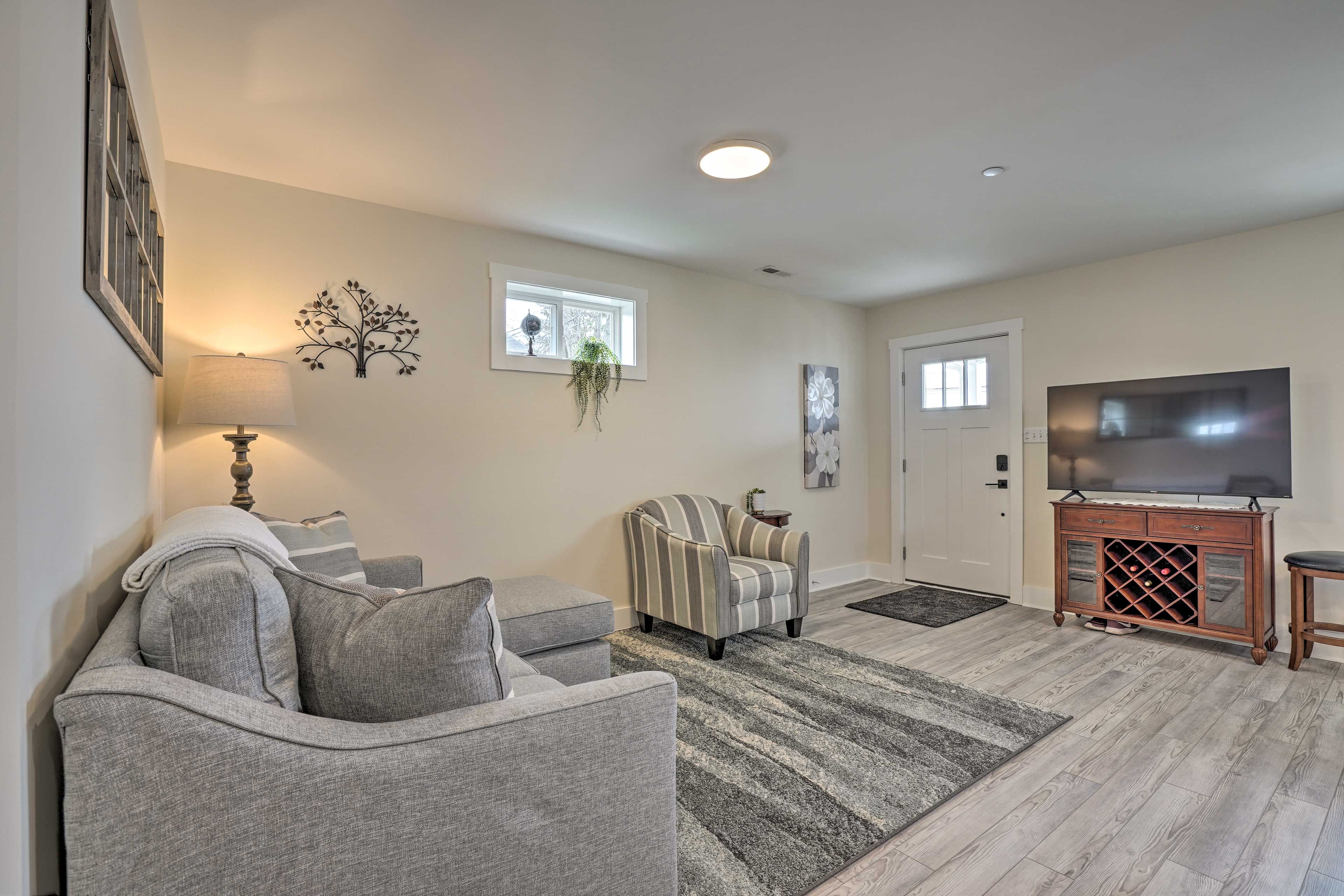 Living Room | Smart TV w/ Cable