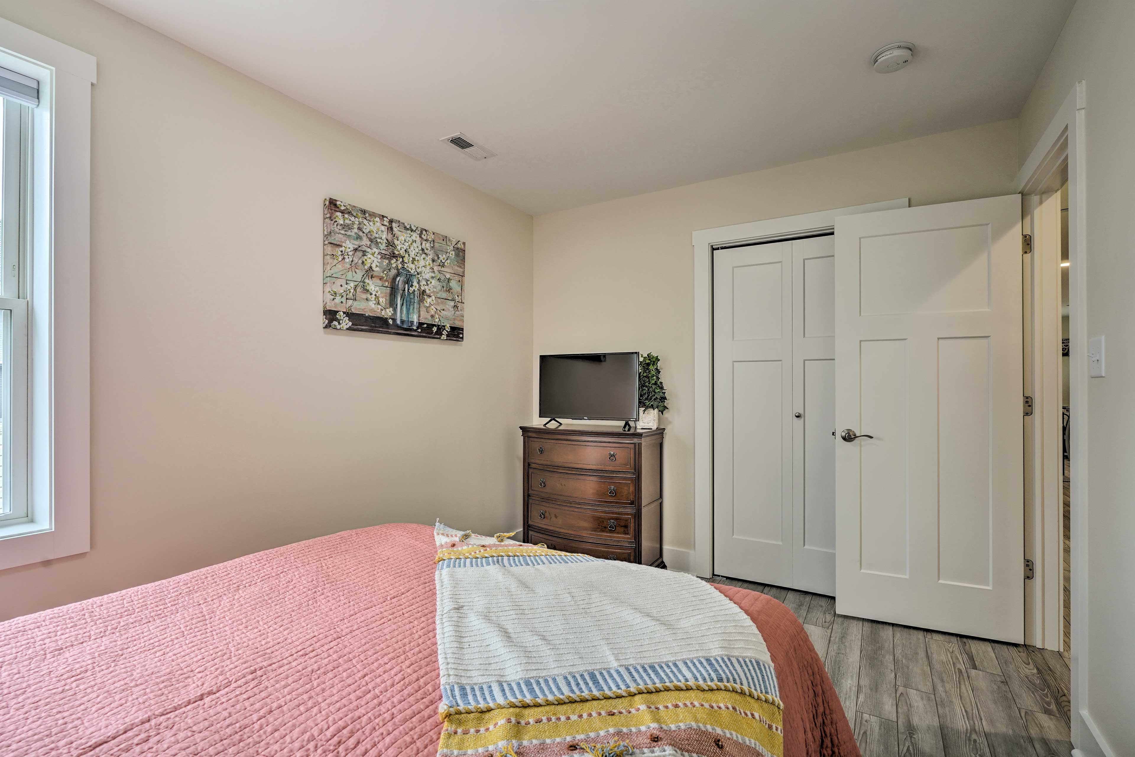 Bedroom 2 | Smart TV w/ Cable