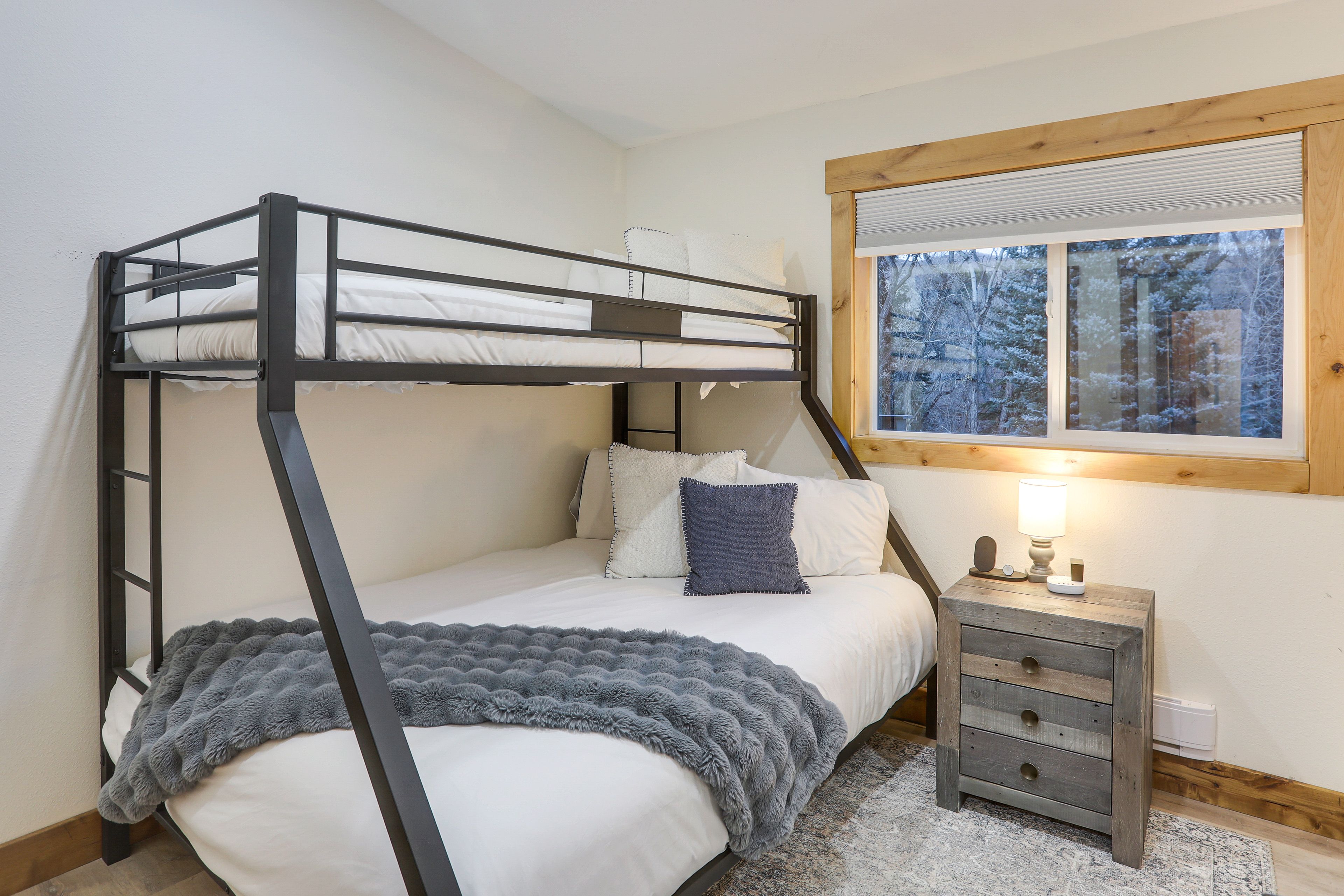 Bedroom 2 | Twin/Queen Bunk Bed