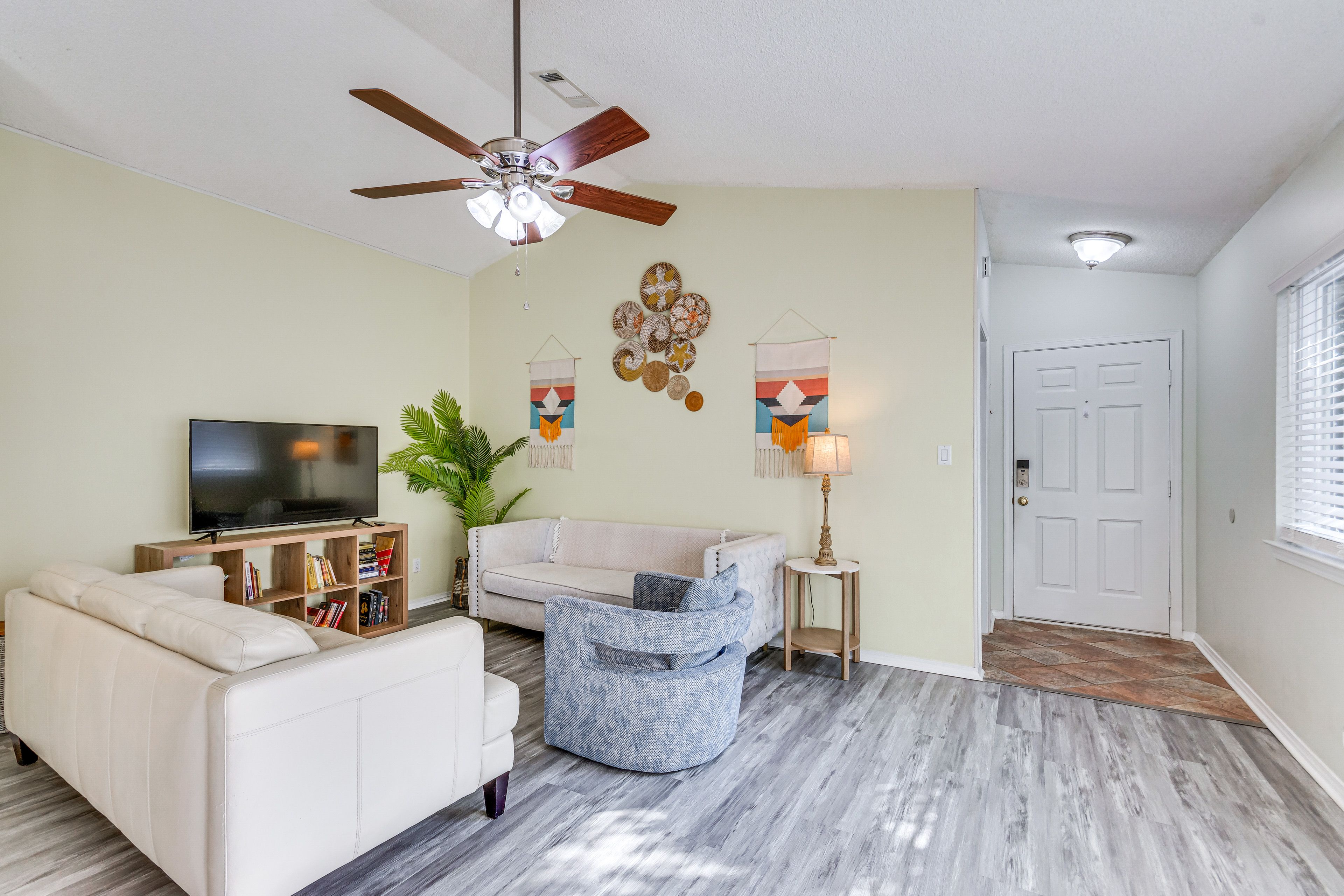 Living Room | Smart TV | Free WiFi