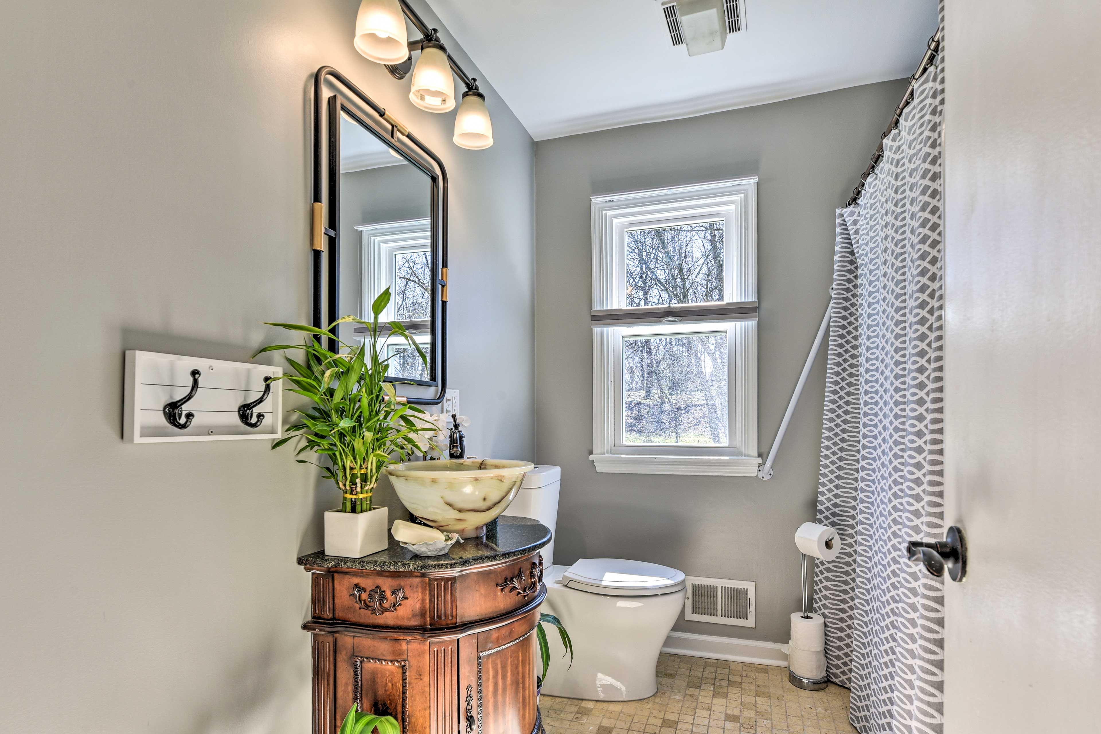 Full Bathroom | Complimentary Toiletries Provided