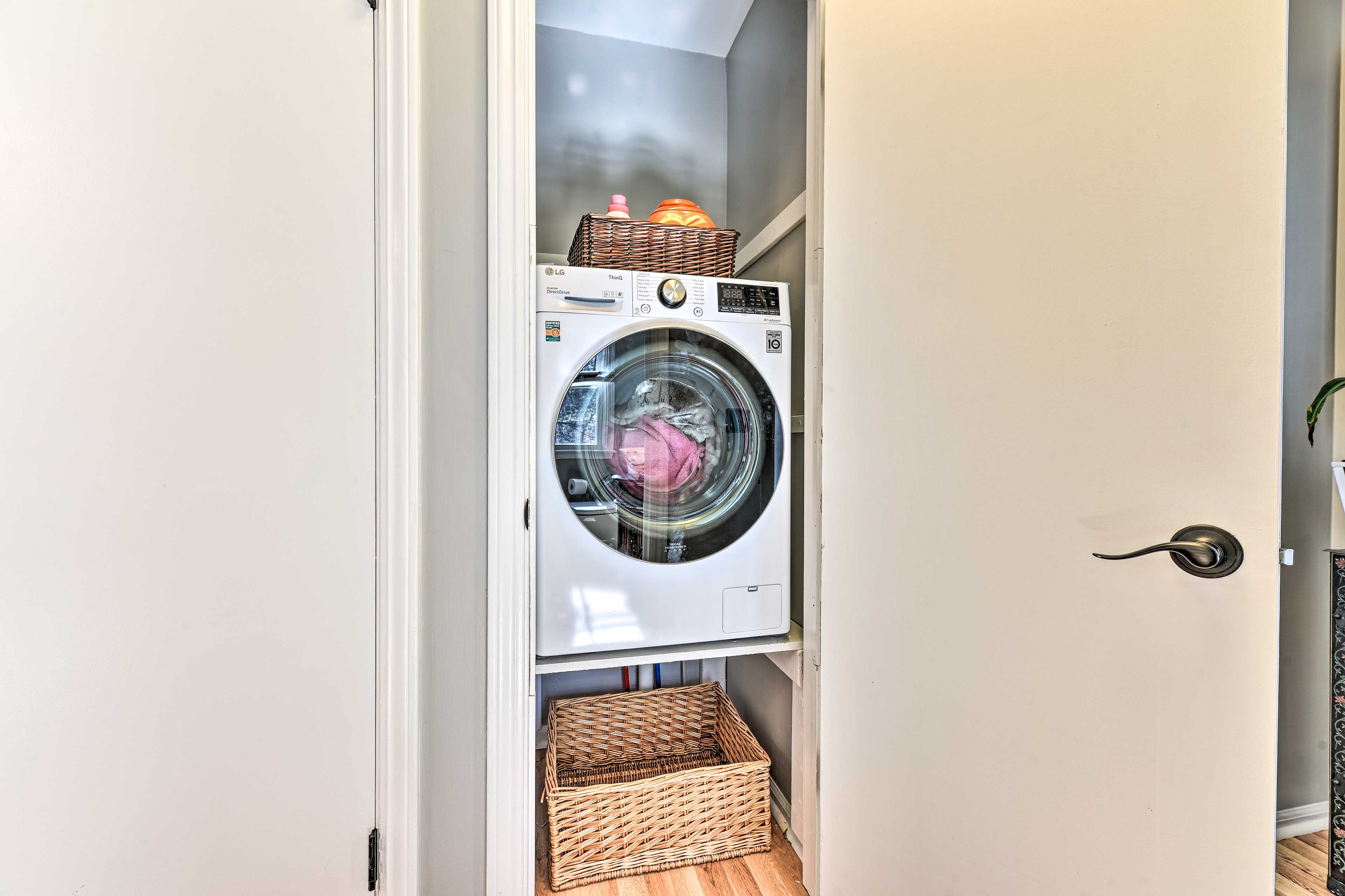 Laundry Closet | Electric Washer/Dryer