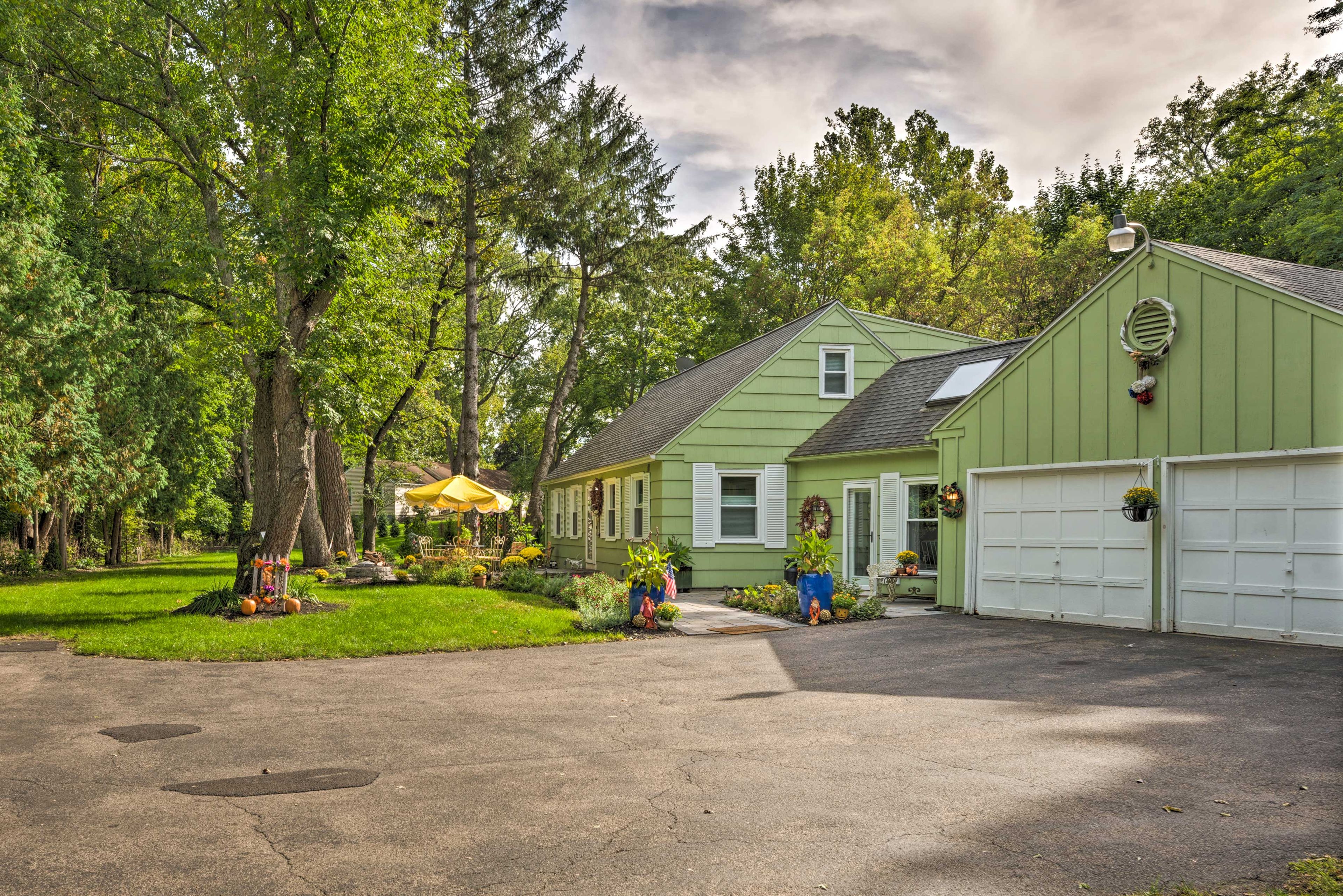 Parking | Shared driveway (2 Vehicles)