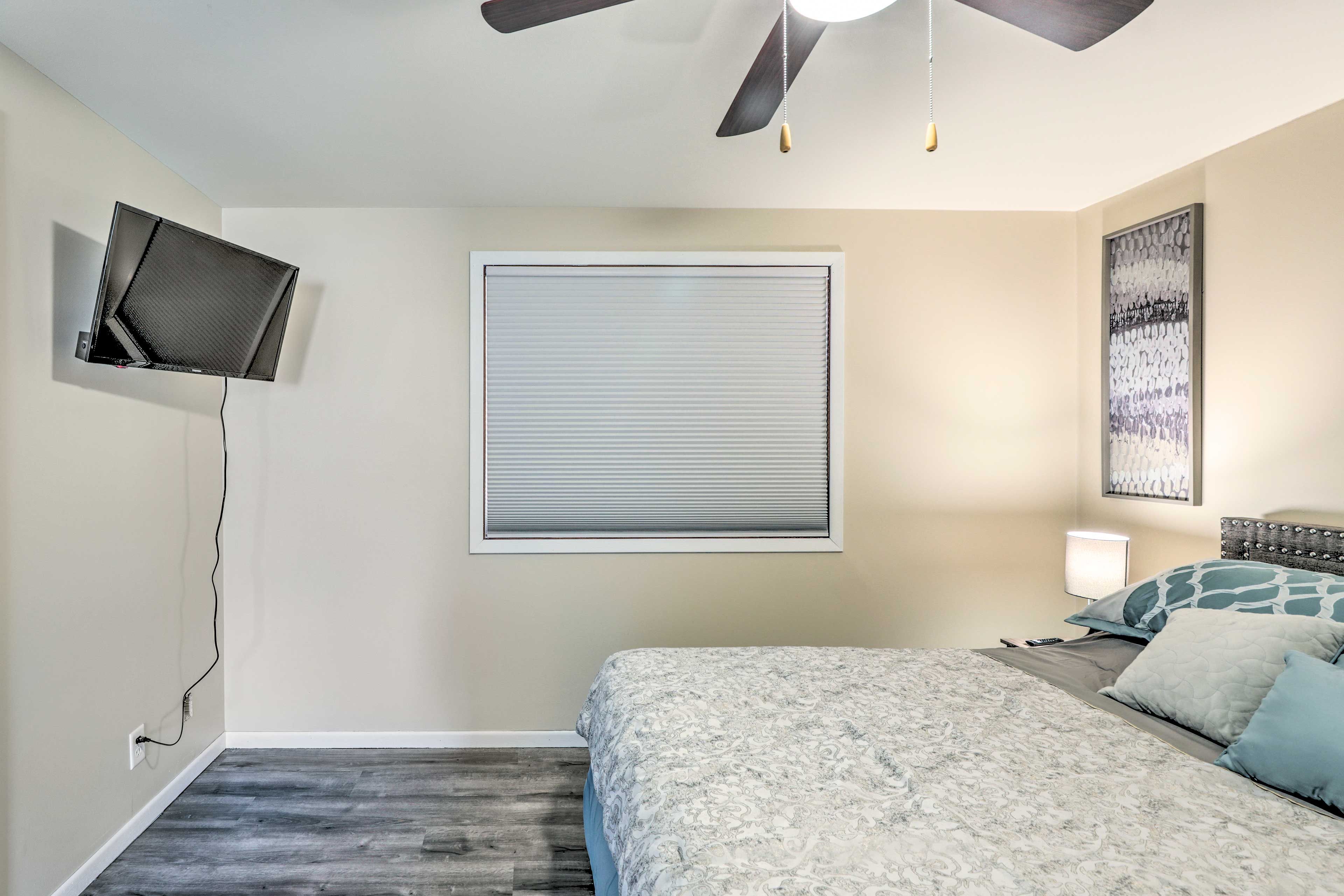 Bedroom 1 | Smart TV w/ Cable