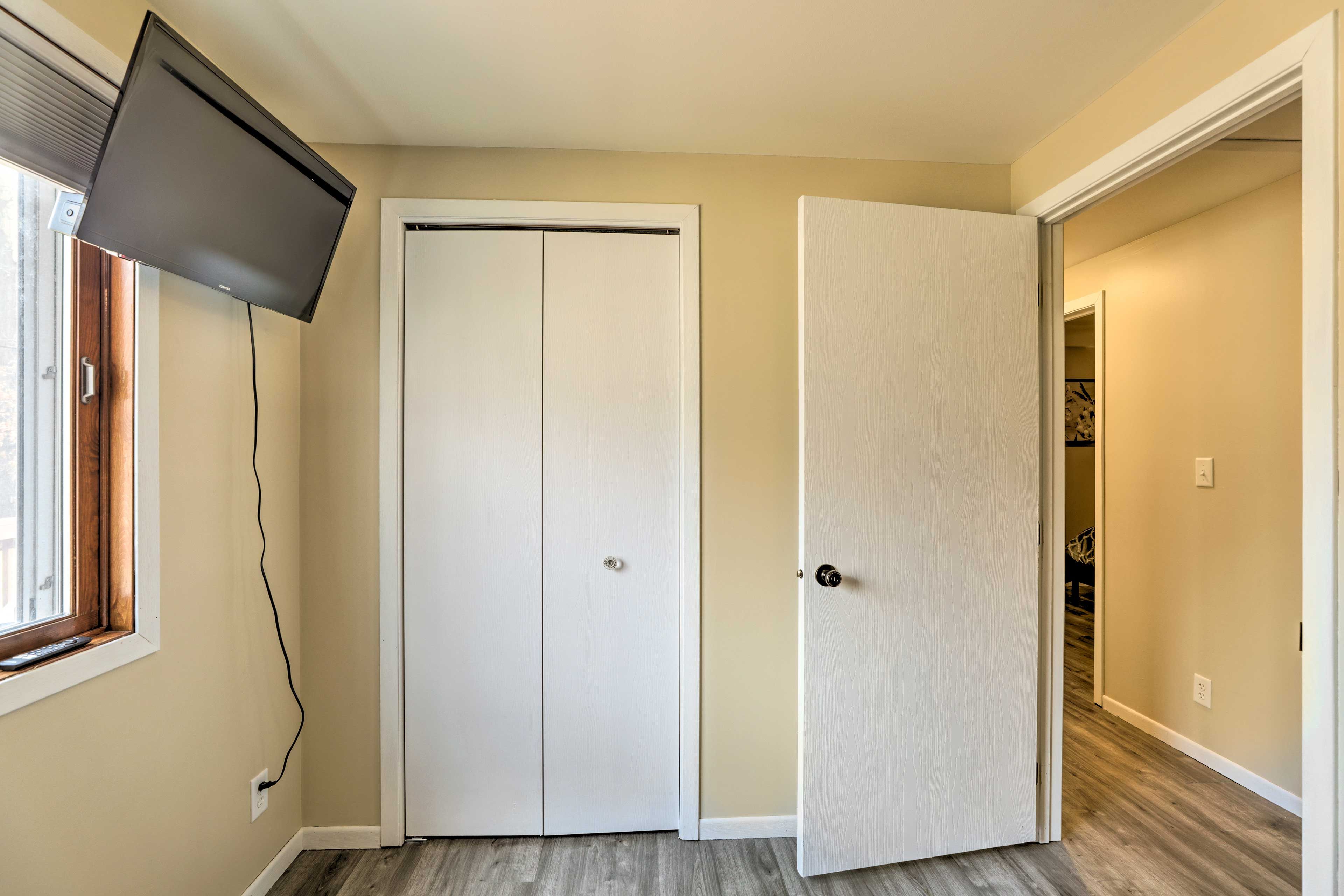 Bedroom 3 | Smart TV w/ Cable