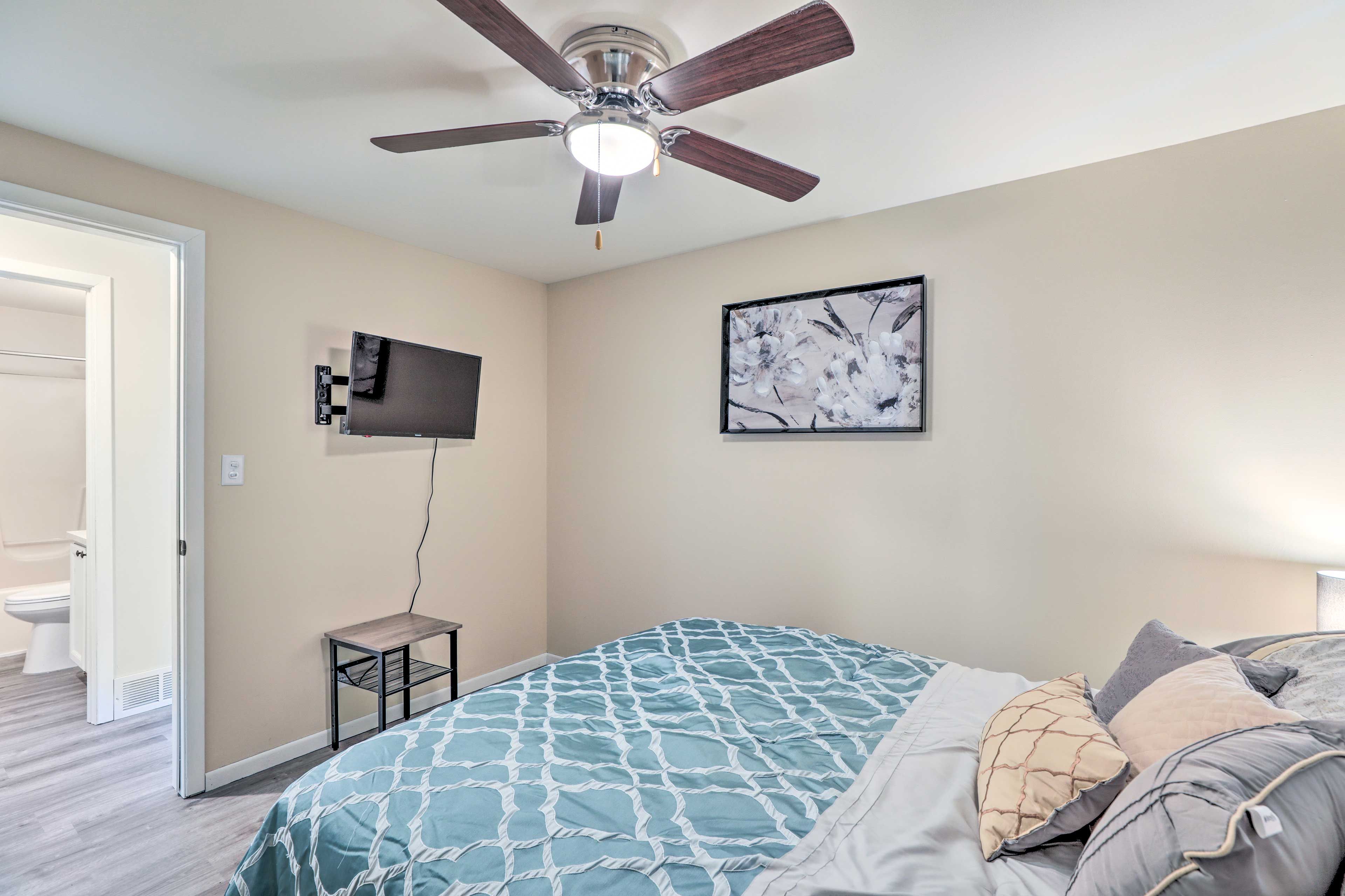 Bedroom 2 | Smart TV w/ Cable