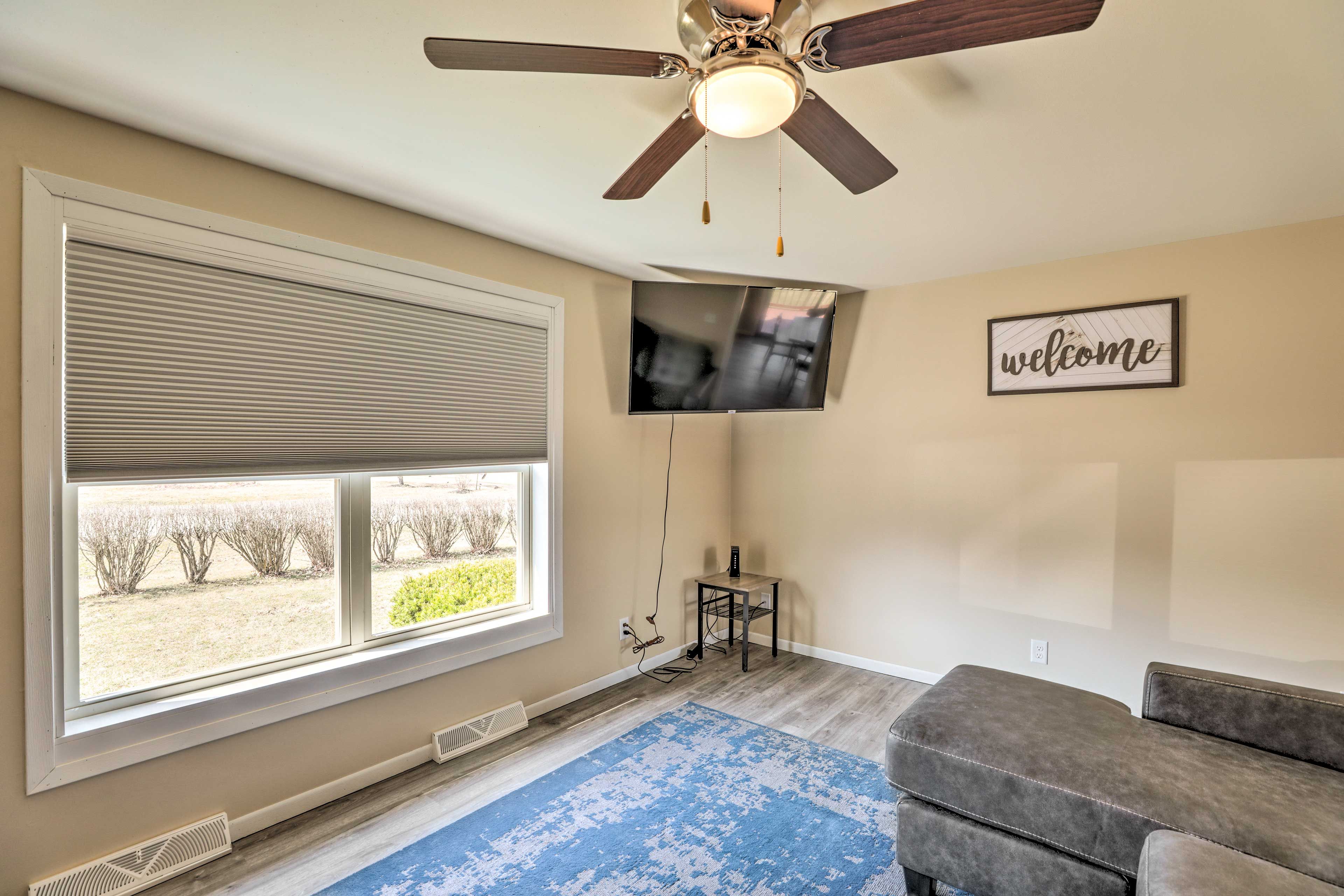 Living Room | Smart TV w/ Cable