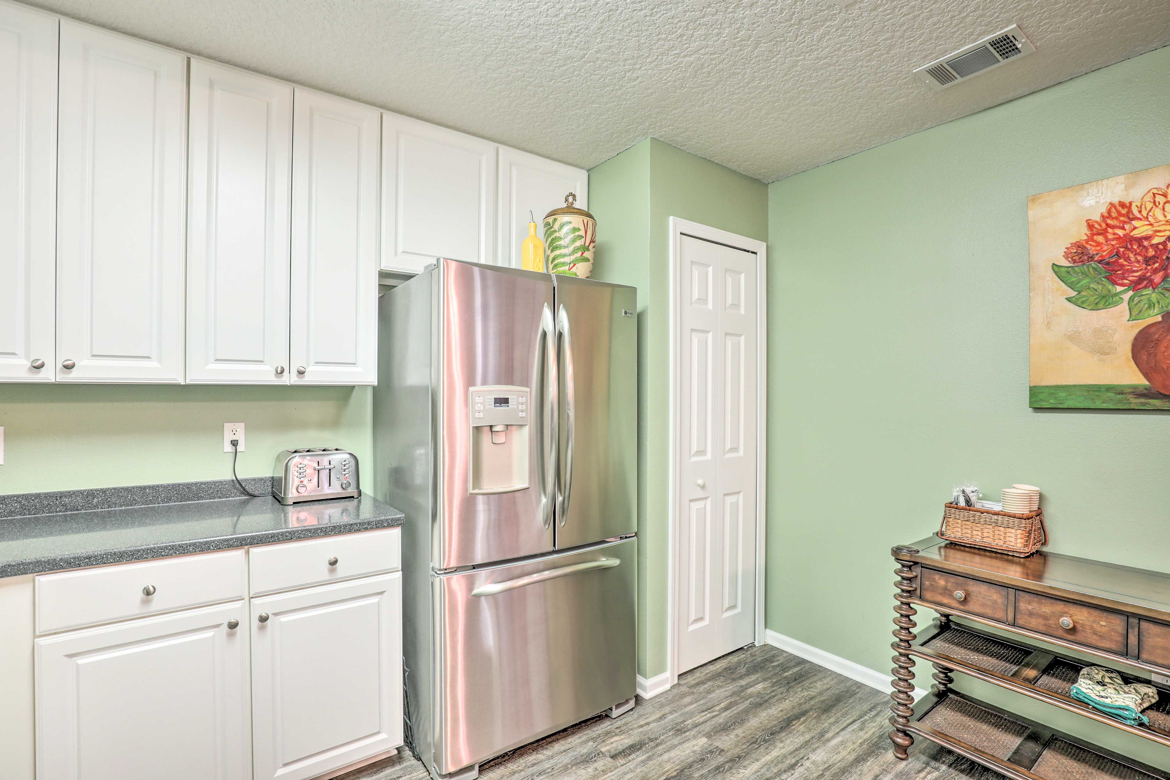 Well-Equipped Kitchen | Ice Maker | Trash Bags & Paper Towels