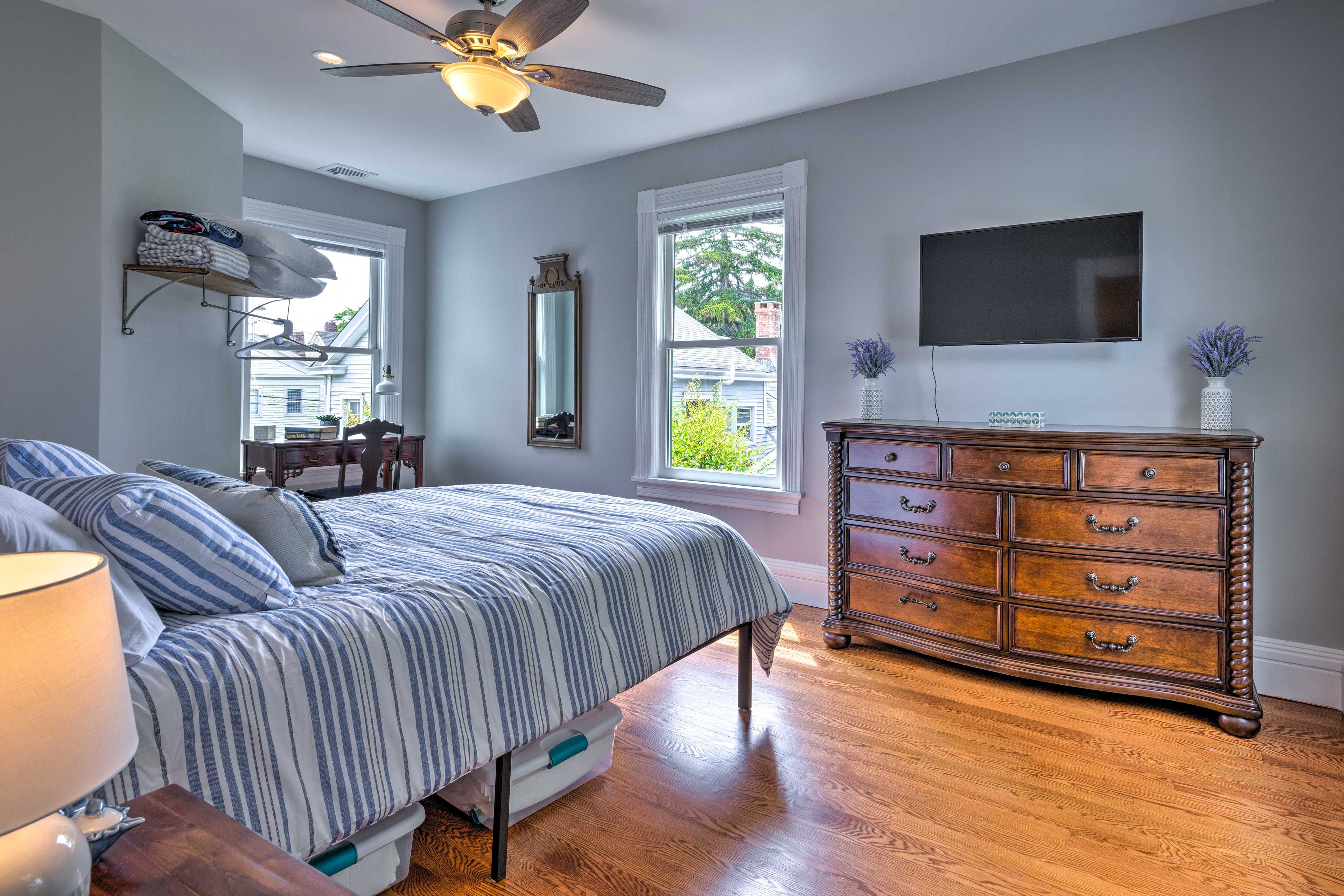 Bedroom 1 | Queen Bed | Linens Provided | TV w/ Cable