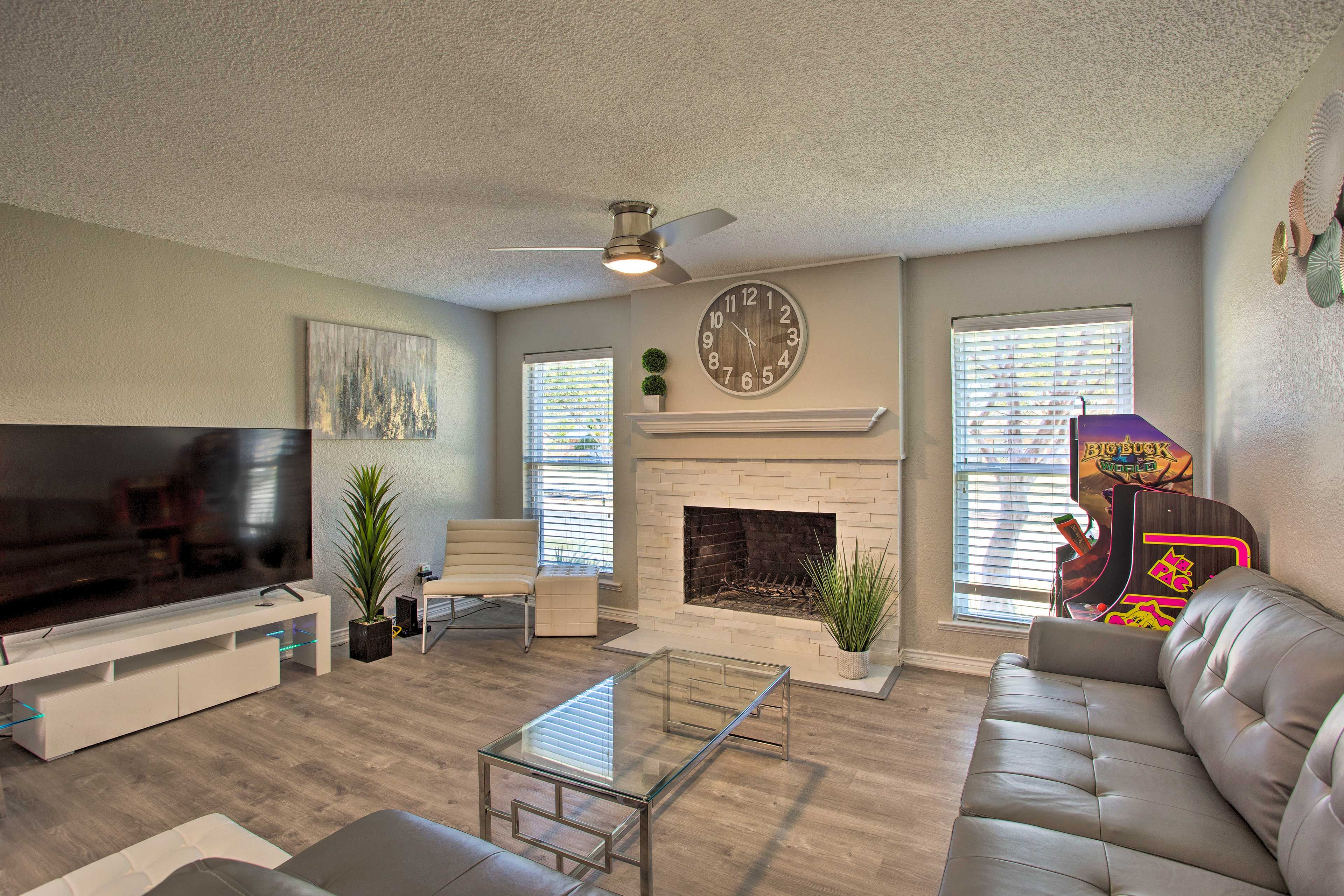 Living Room | Fireplace | Free WiFi