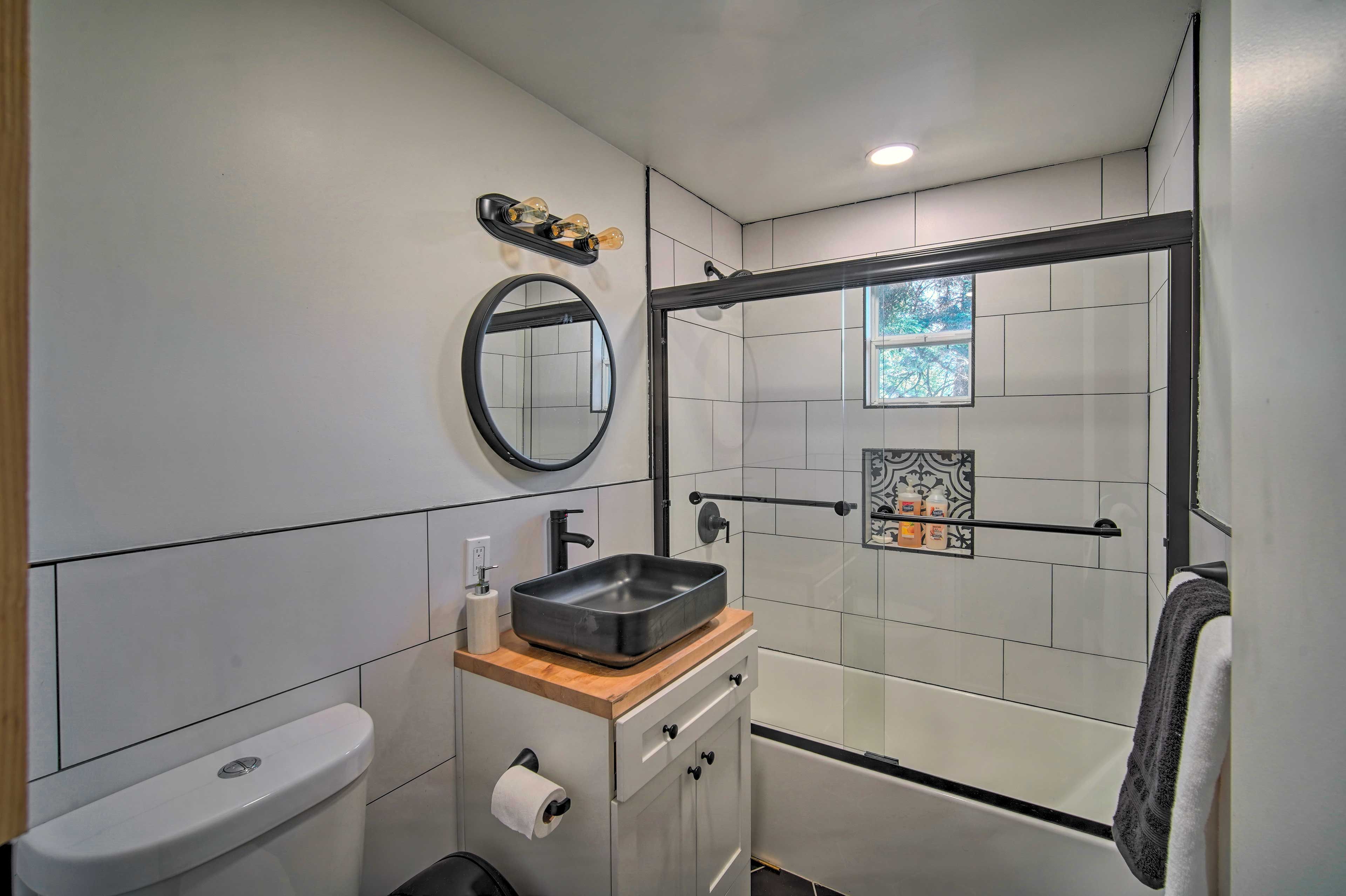 Full Bathroom | Main Level | Towels Provided | Complimentary Toiletries