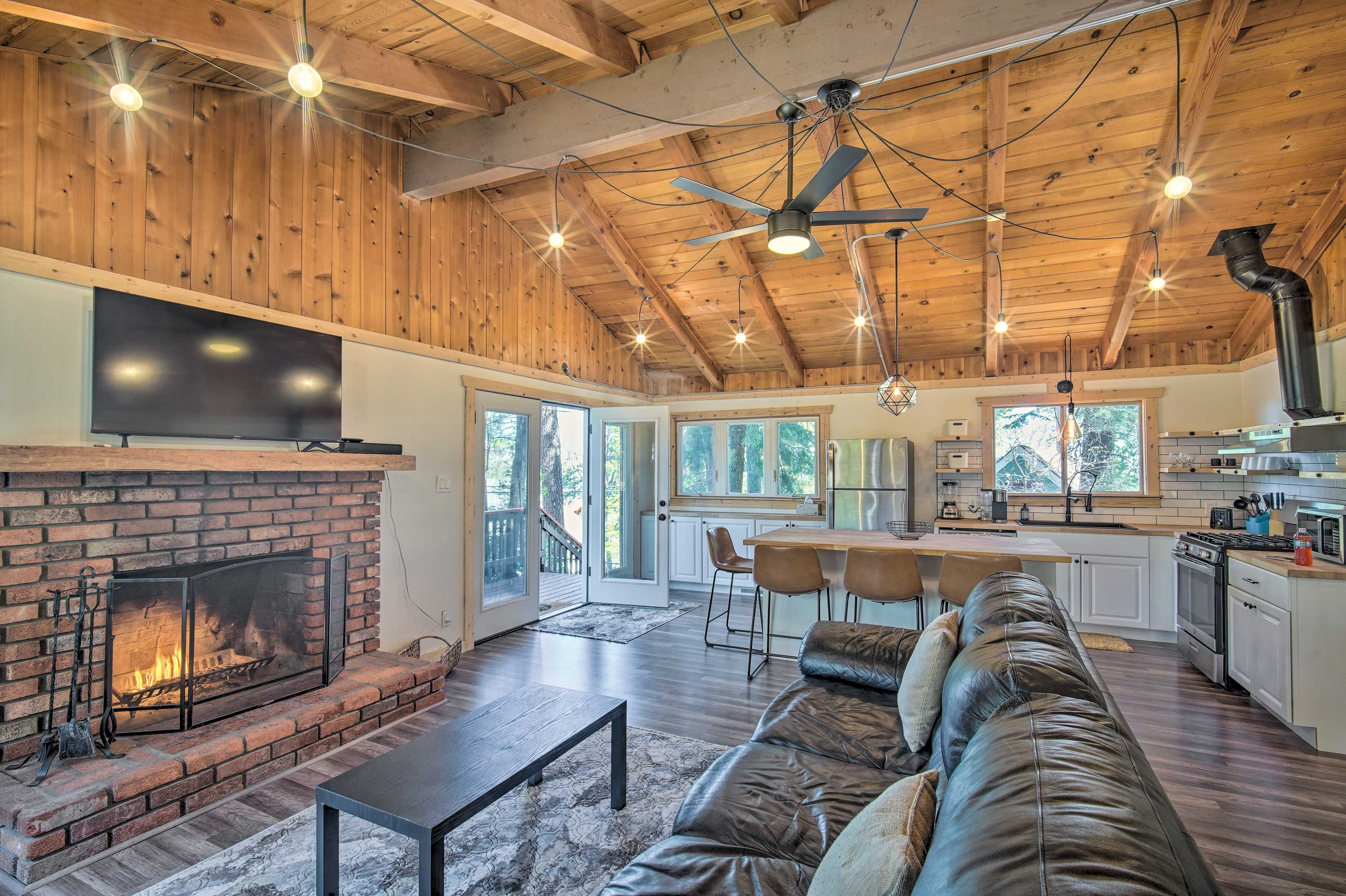 Living Room | Smart TV | Wood-Burning Fireplace