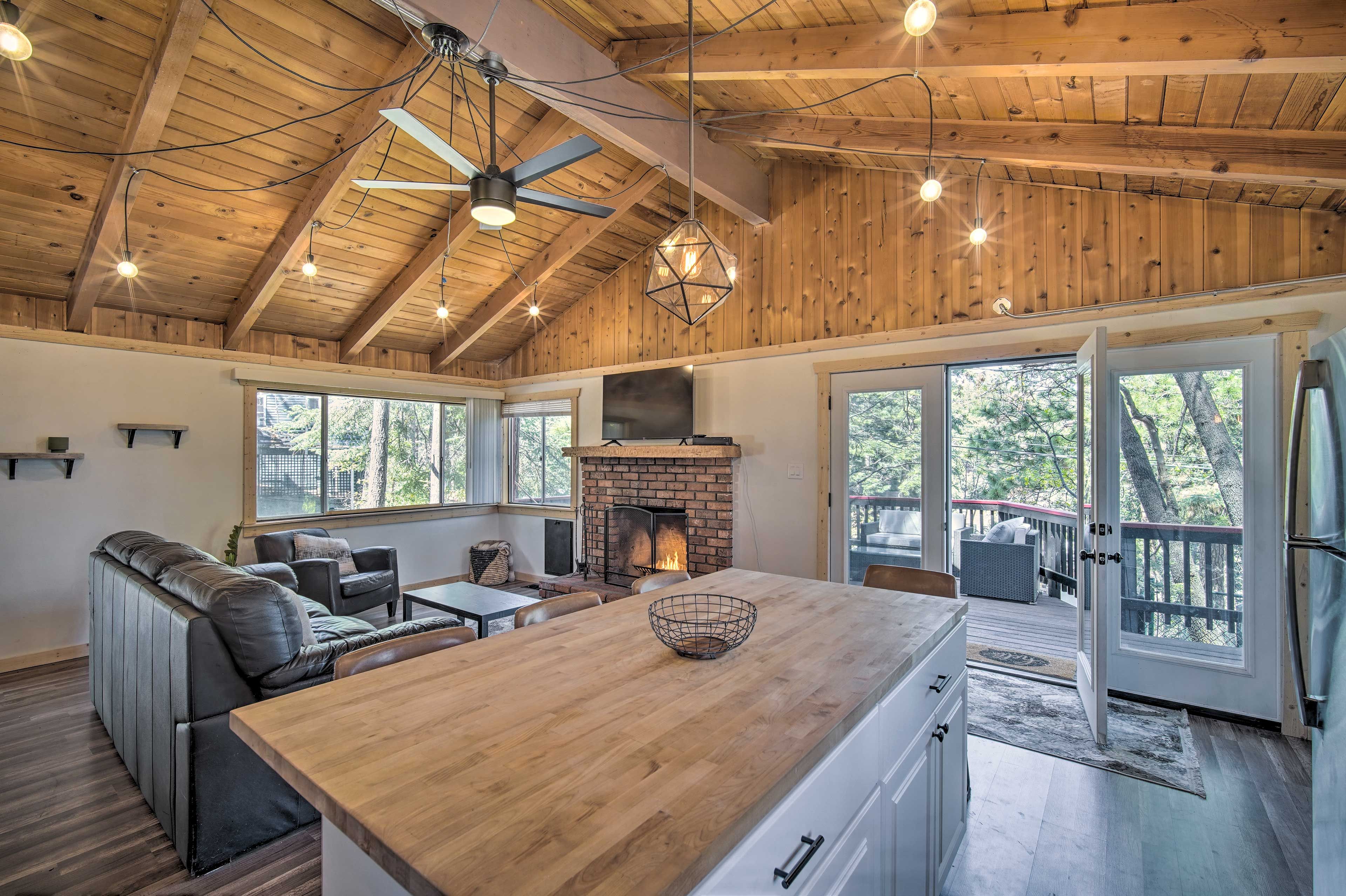 Living Room | Kitchen | Laptop Friendly