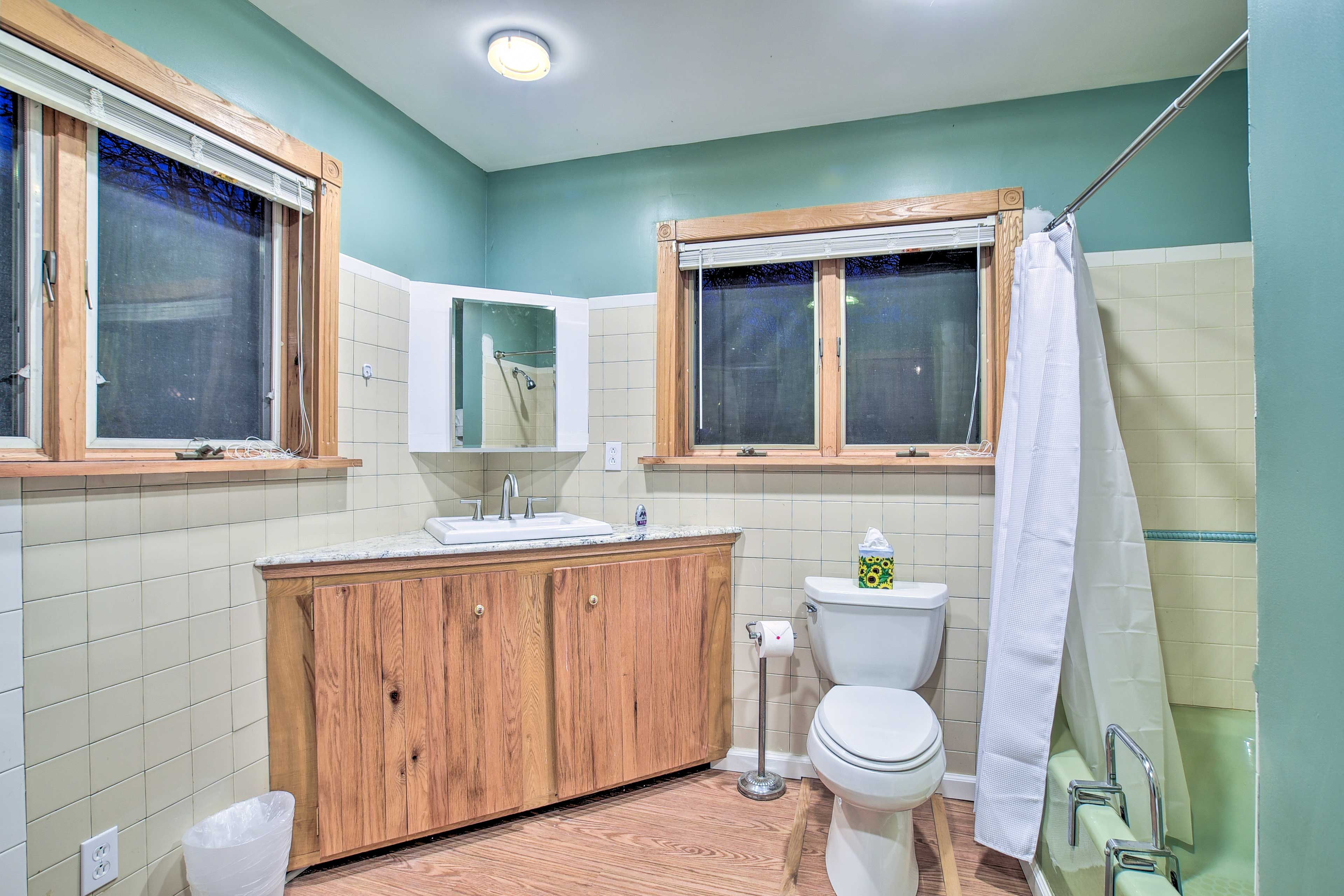 Full Bath | Towels Provided