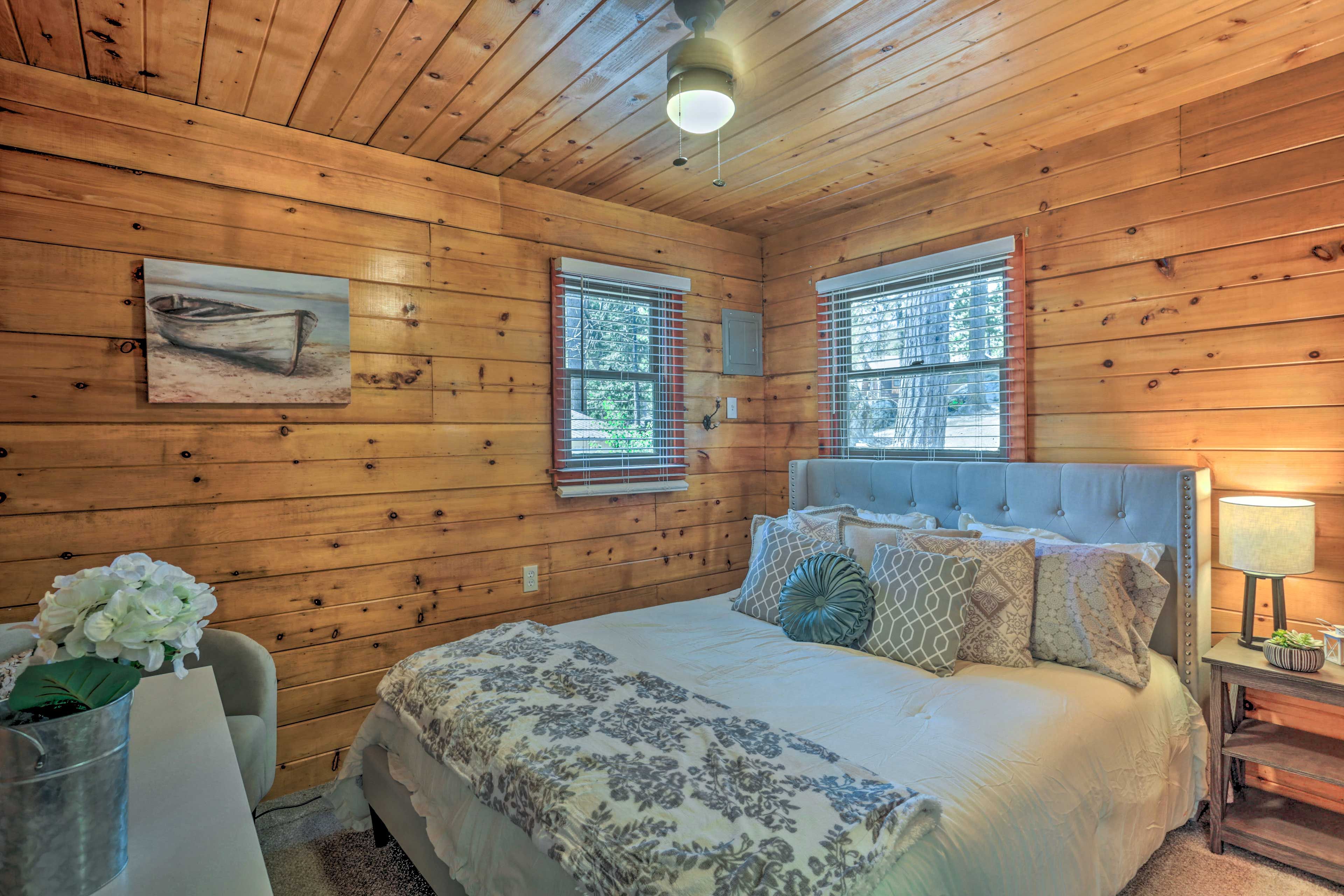Bedroom 1 | Queen Bed | 1st Floor | En-Suite Bathroom