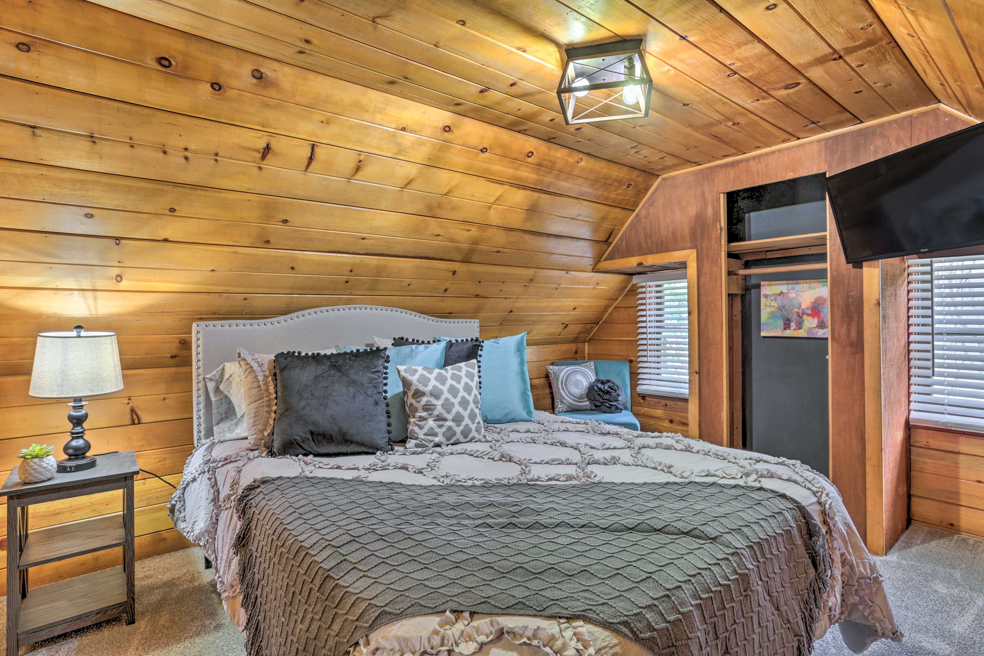 Bedroom 2 | Queen Bed | 2nd Floor | Smart TV