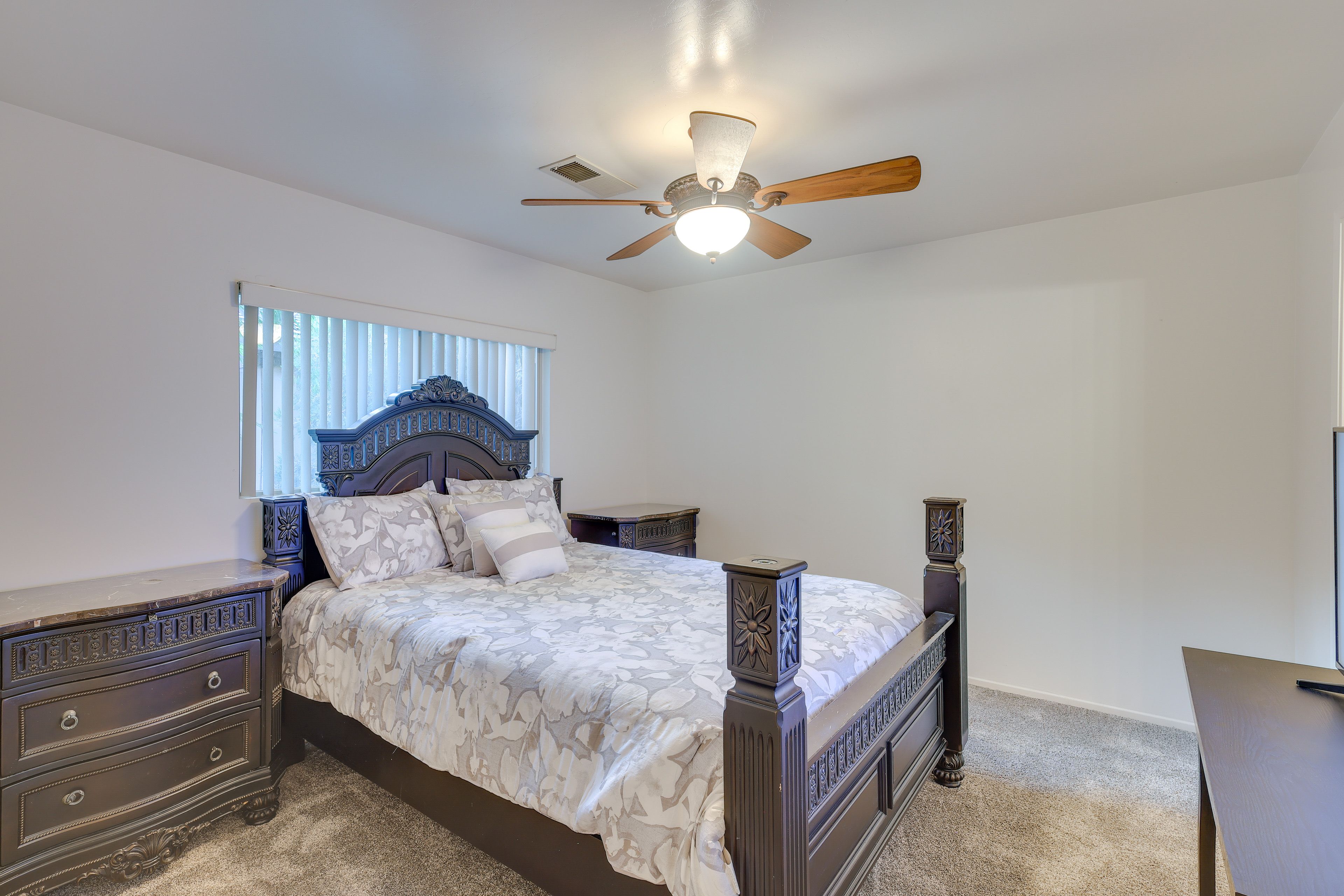 Bedroom 1 | Queen Bed | Smart TV | En-Suite Bathroom
