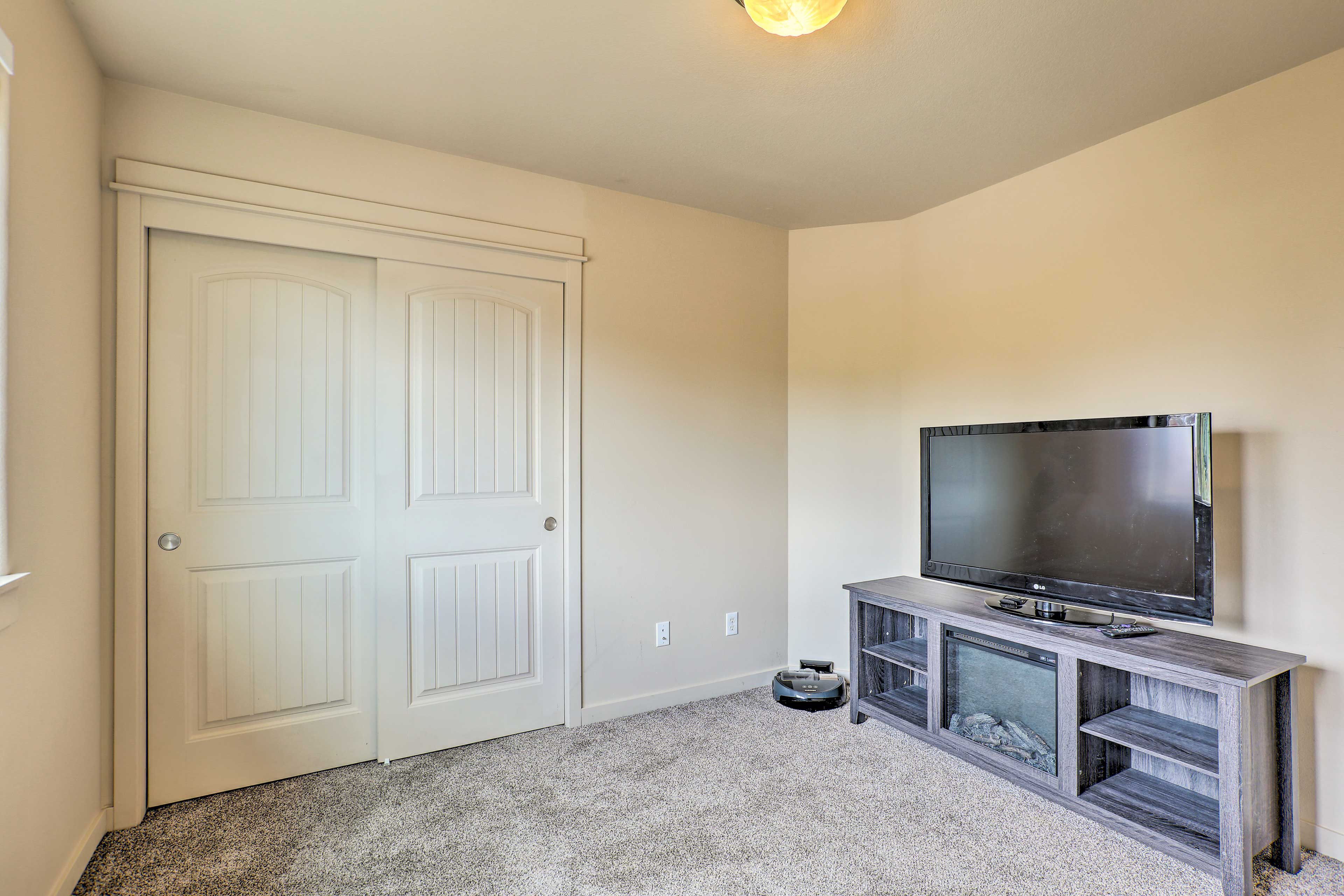 Bedroom 4 | TV w/ Cable