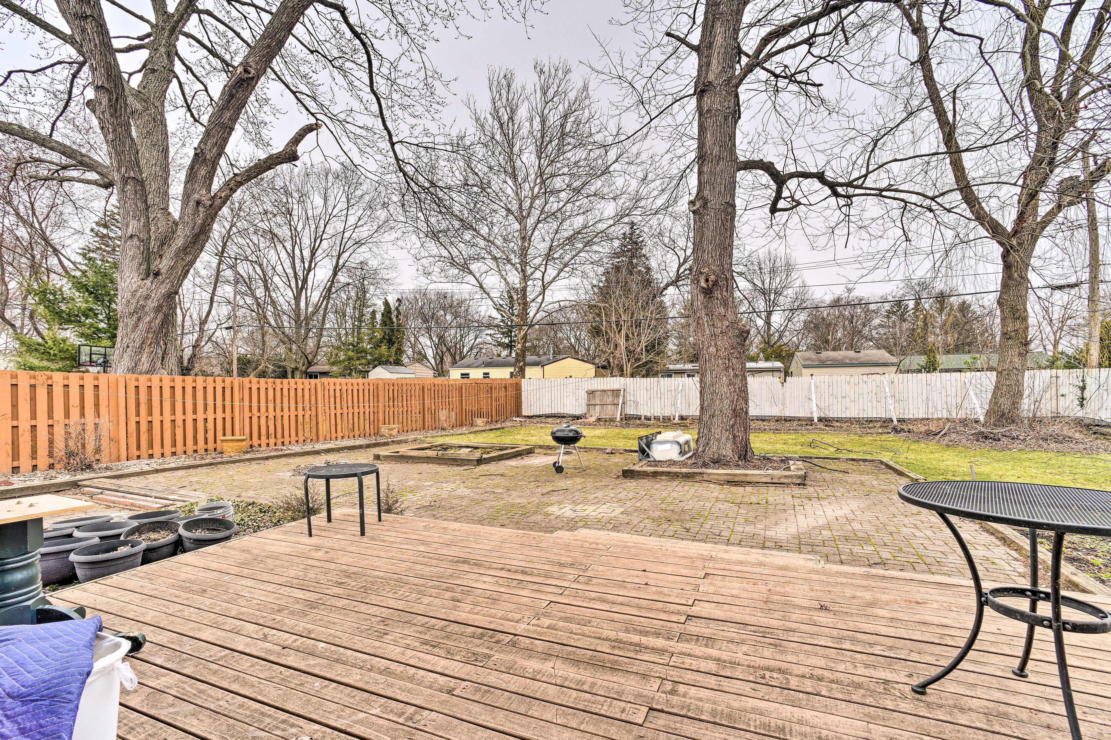 Private Yard | Dining Set | Charcoal Grill