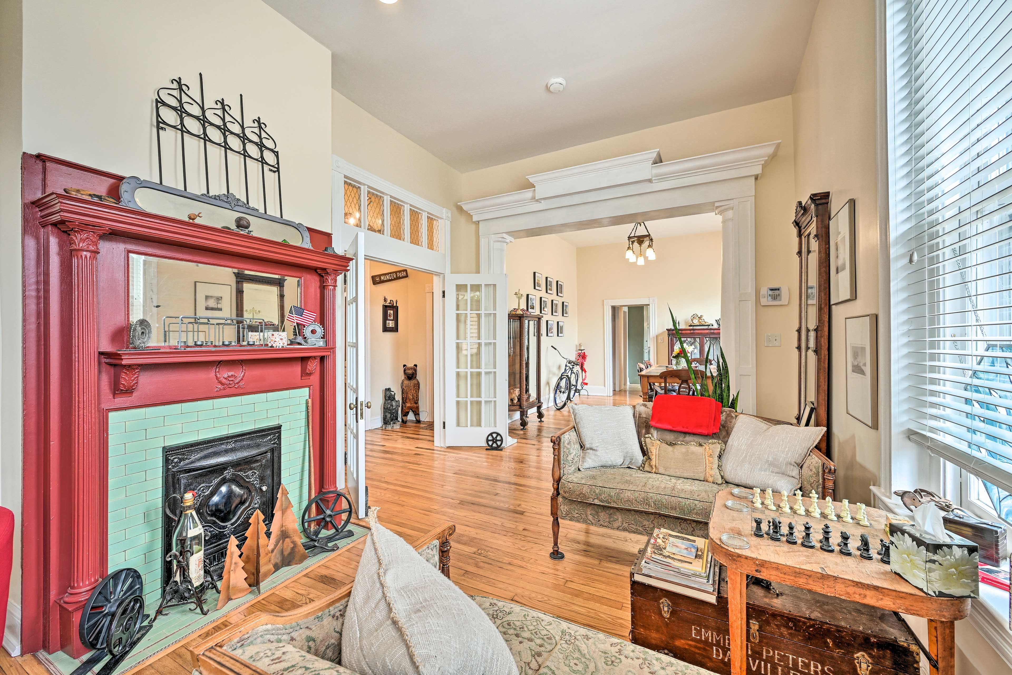 Living Room | Main Level | Fireplace (Decorative)