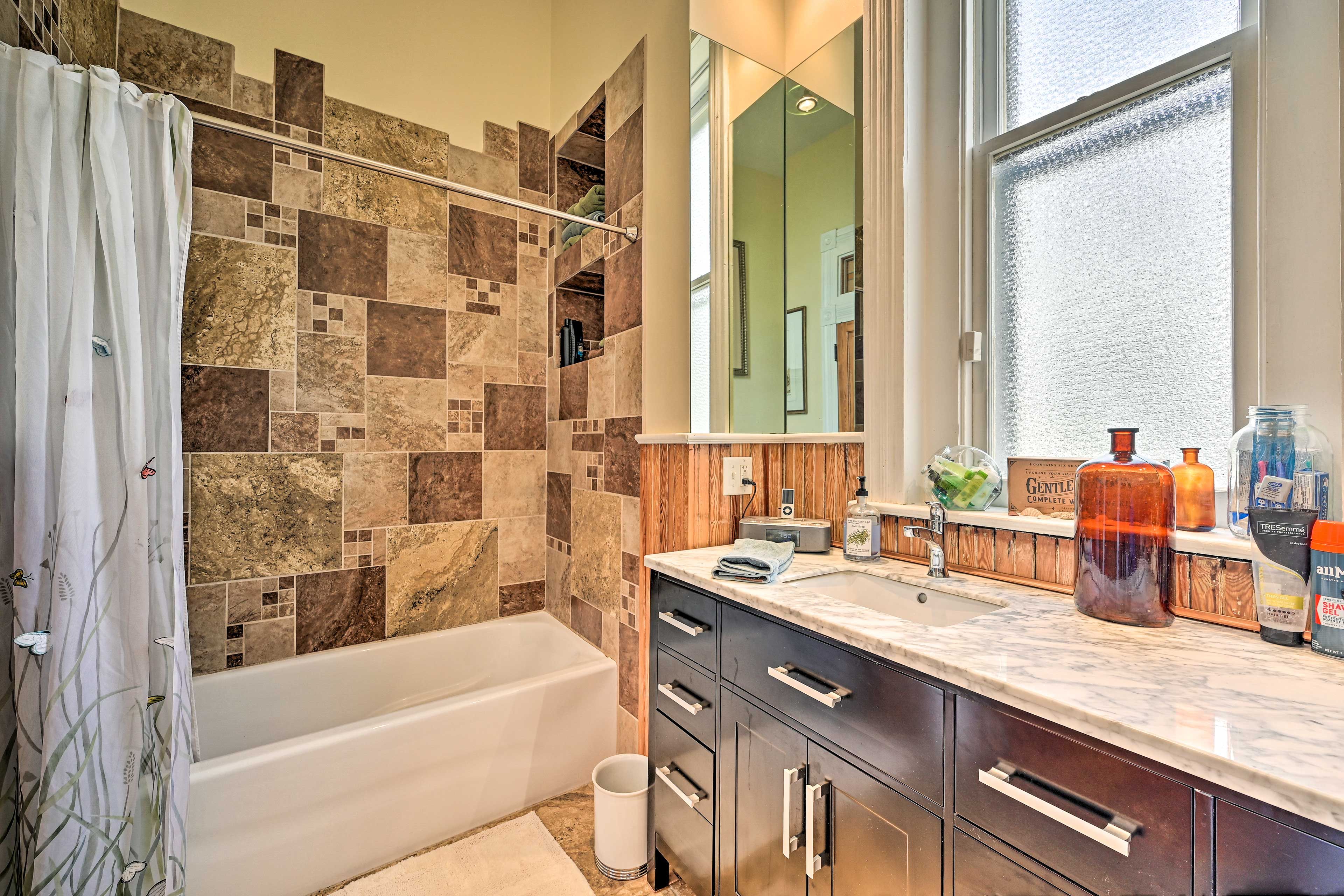 Full Bathroom | Main Level | Complimentary Toiletries