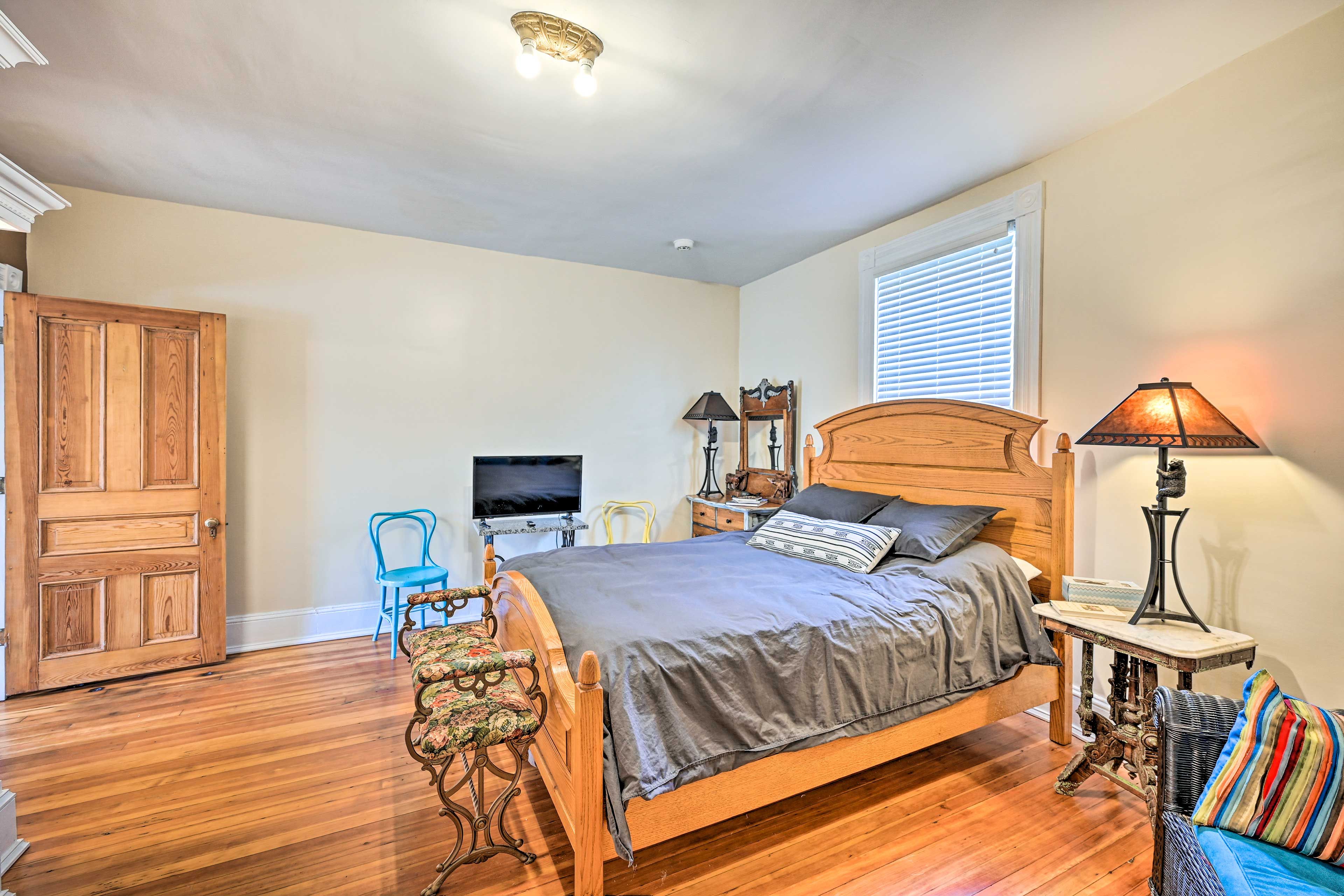 Bedroom 1 | Main Level | Queen Bed