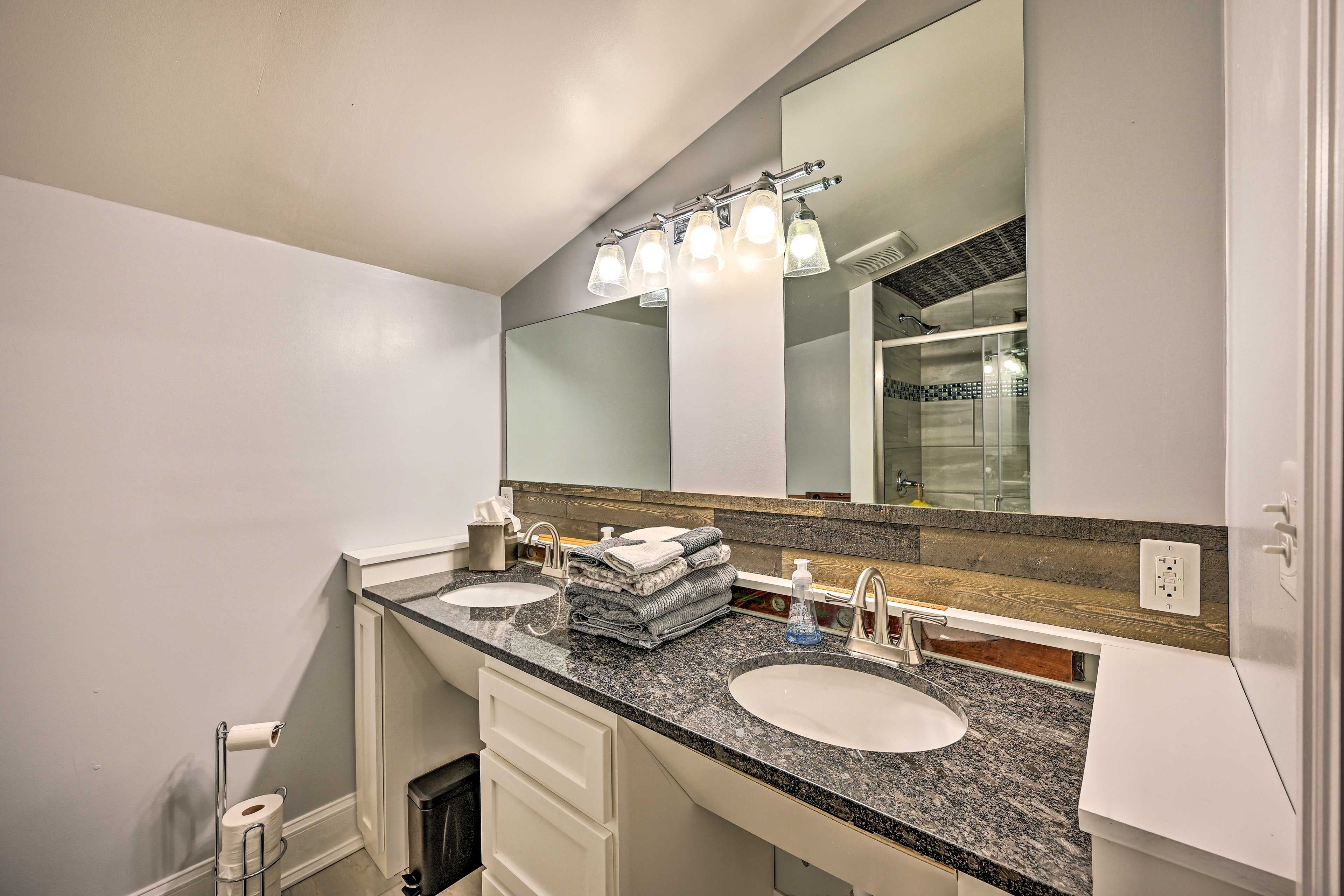En-Suite Bathroom | Main Level | Towels Provided