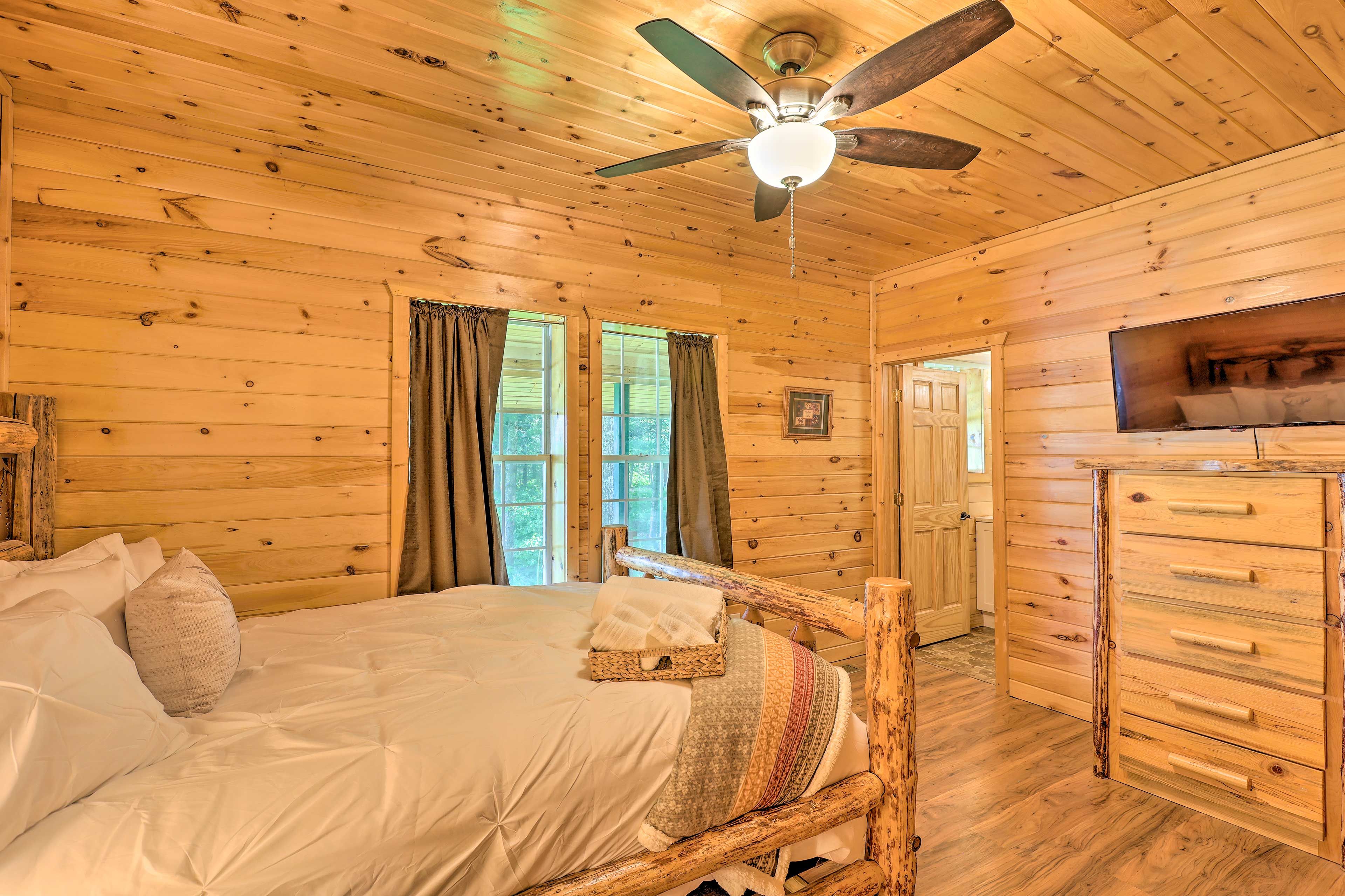 Bedroom 2 | Queen Bed | Smart TV w/ Cable