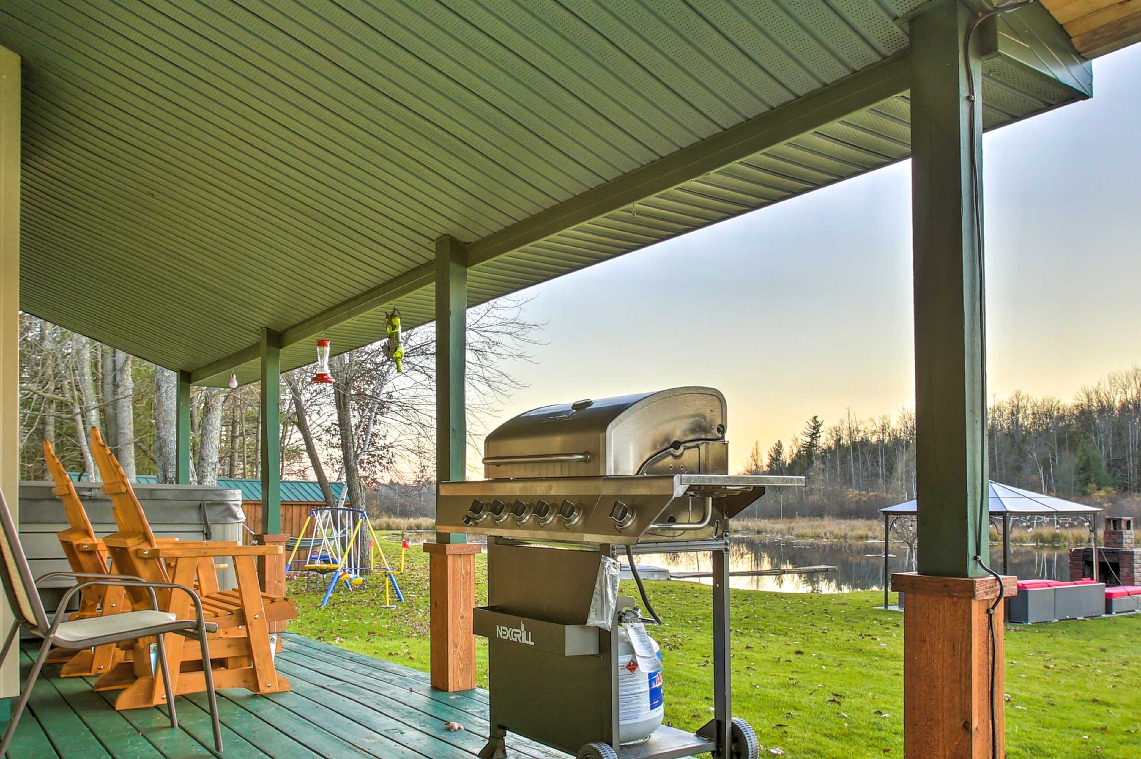 Deck | Gas Grill | Propane On-Site (May Need Refilled)