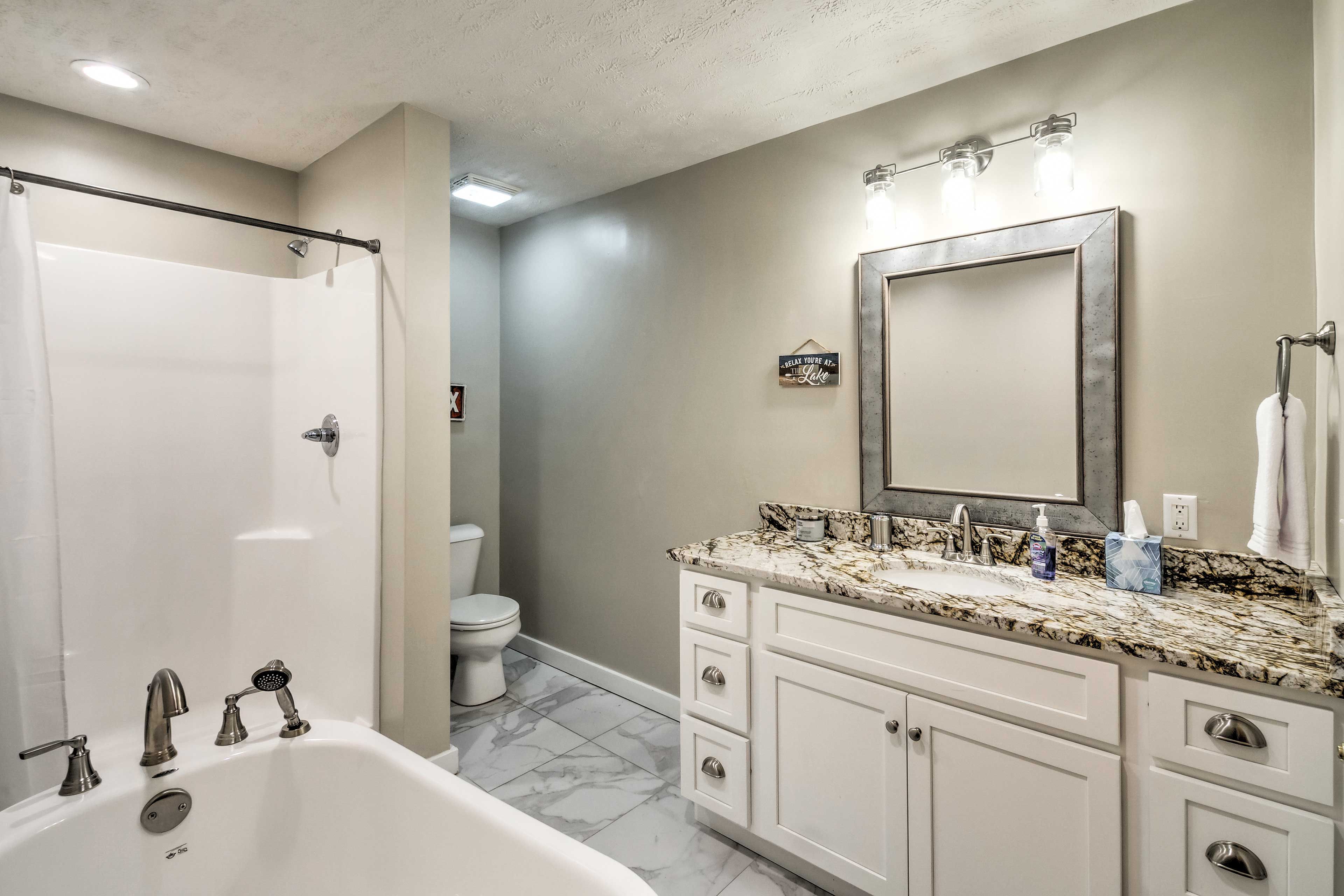 Full Bathroom | Towels Provided