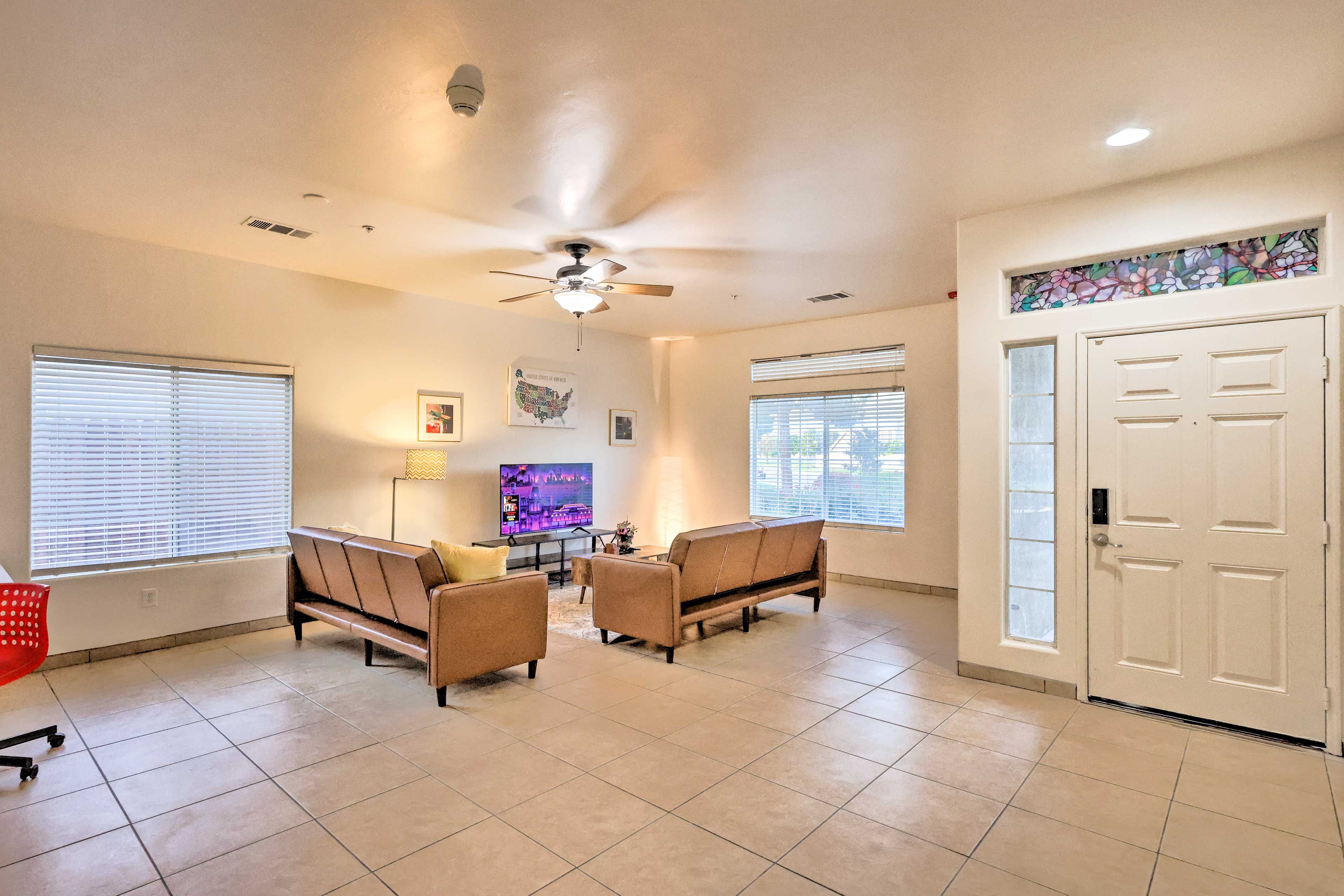 Living Room | Smart TV | Free WiFi | Desk w/ Chair