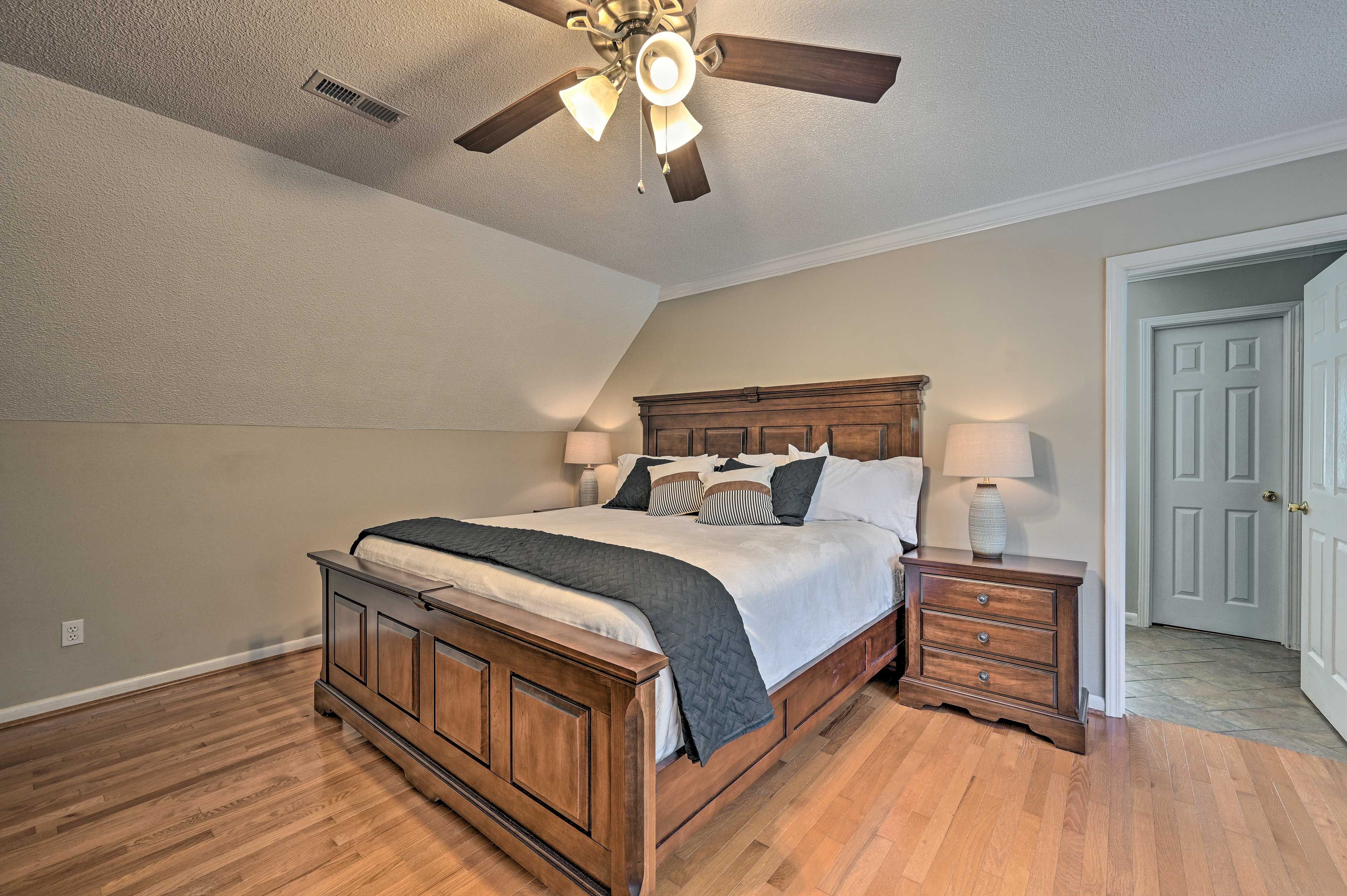 Bedroom 1 | King Bed | Linens & Towels | Smart TV | Full En-Suite Bathroom