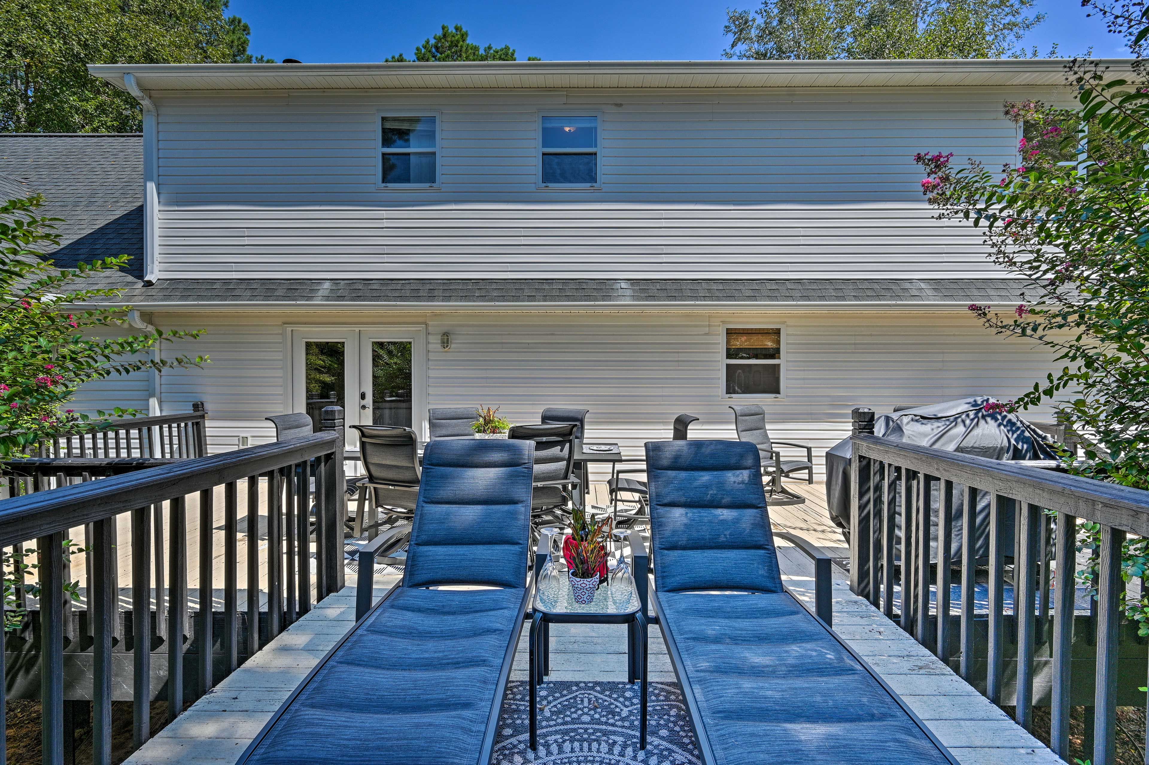 Deck | Outdoor Dining Area | Gas Grill