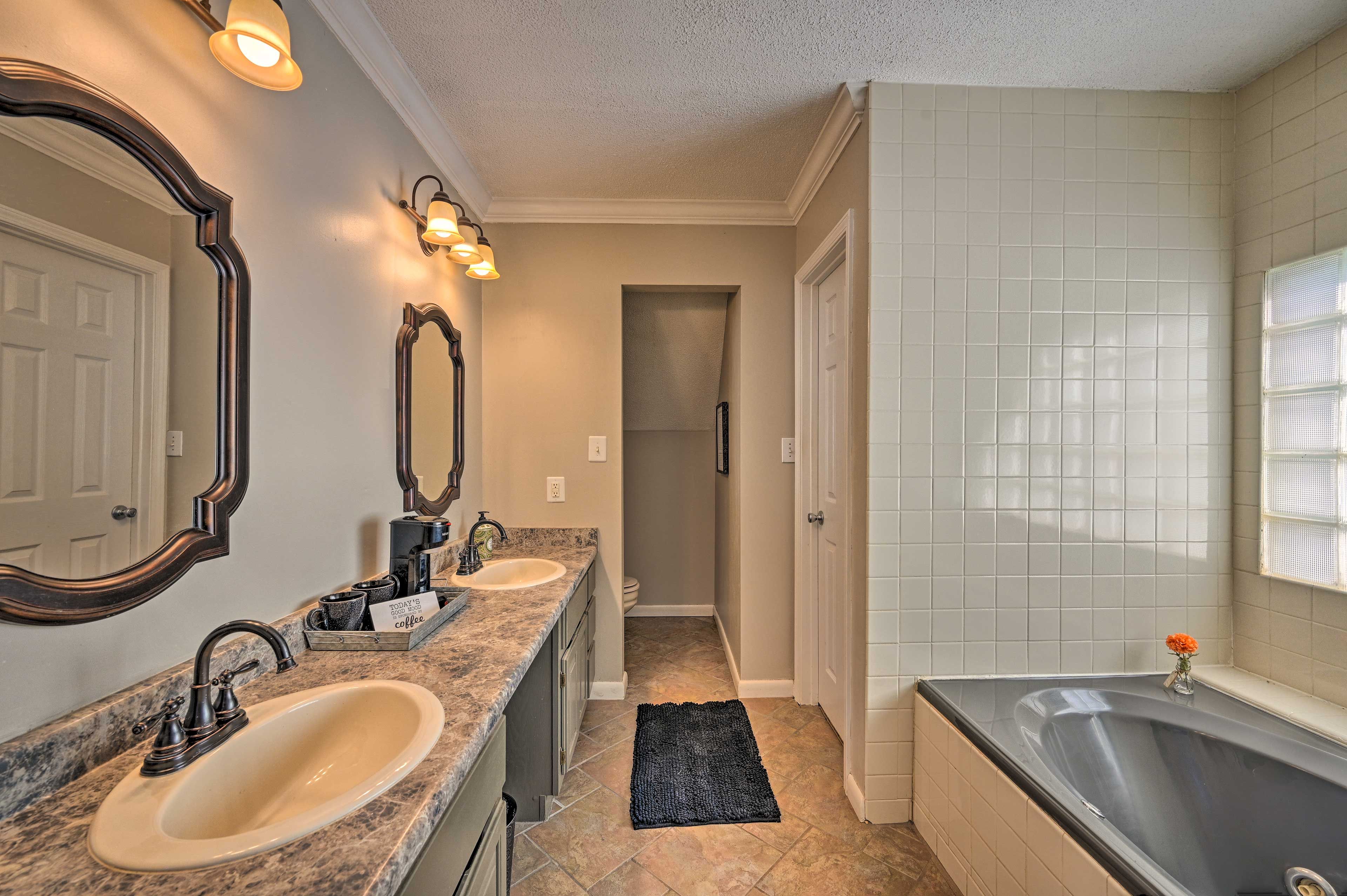 Full En-Suite Bathroom | Complimentary Toiletries | Soaking Tub