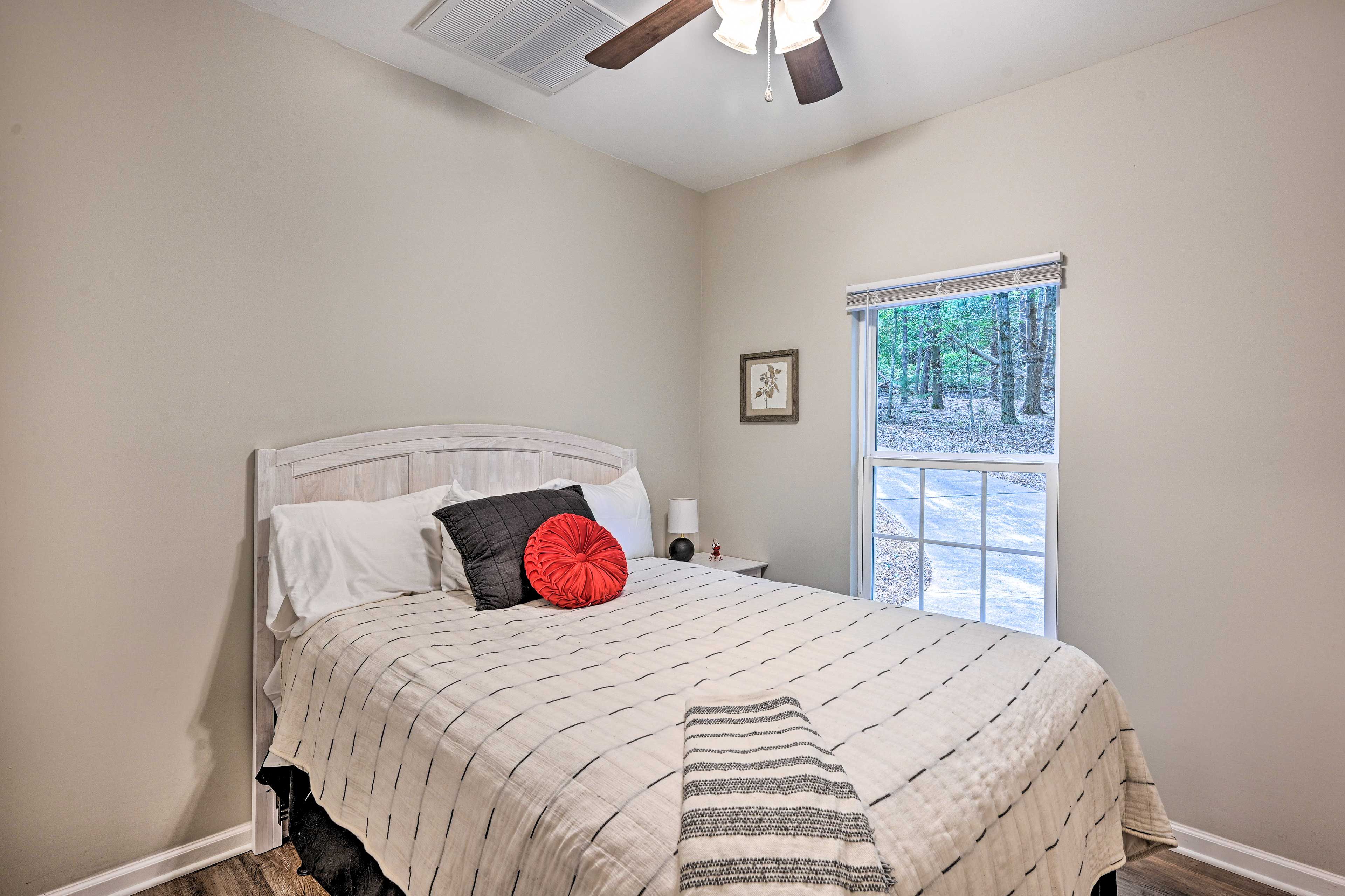 Bedroom | Queen Bed | Linens Provided