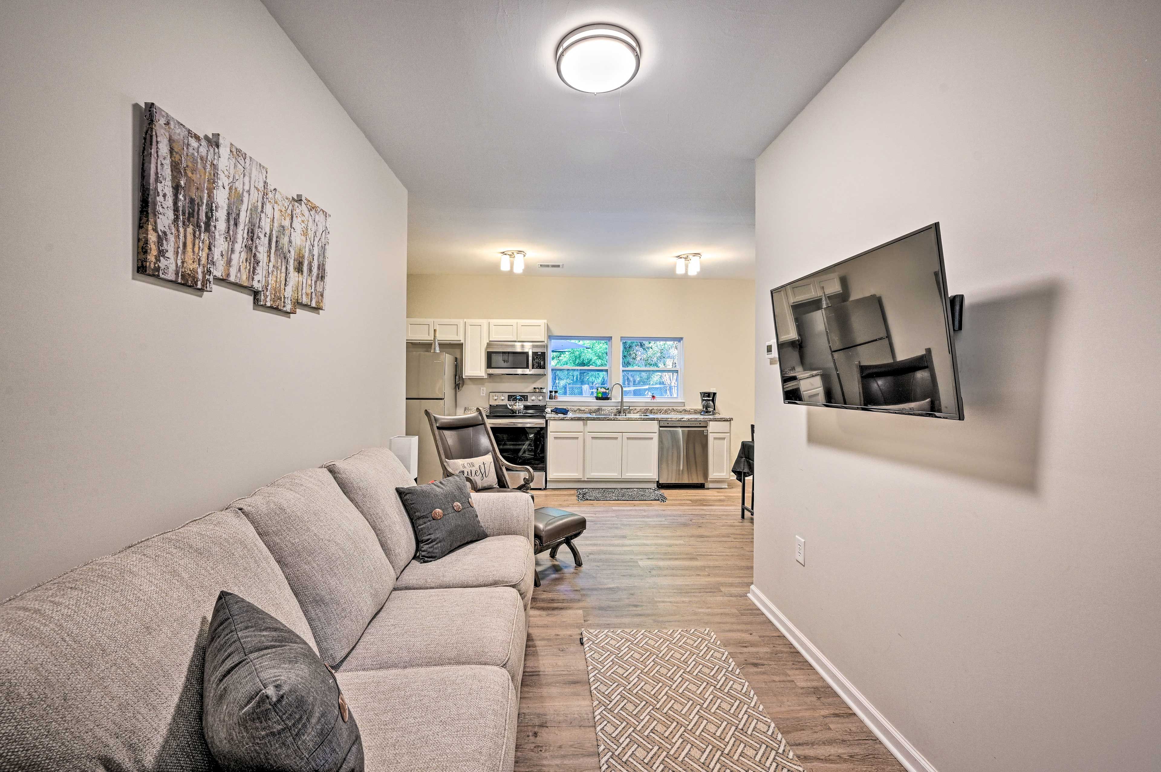 Living Room | Free WiFi | Central Heating & A/C | Smart TV w/ Cable