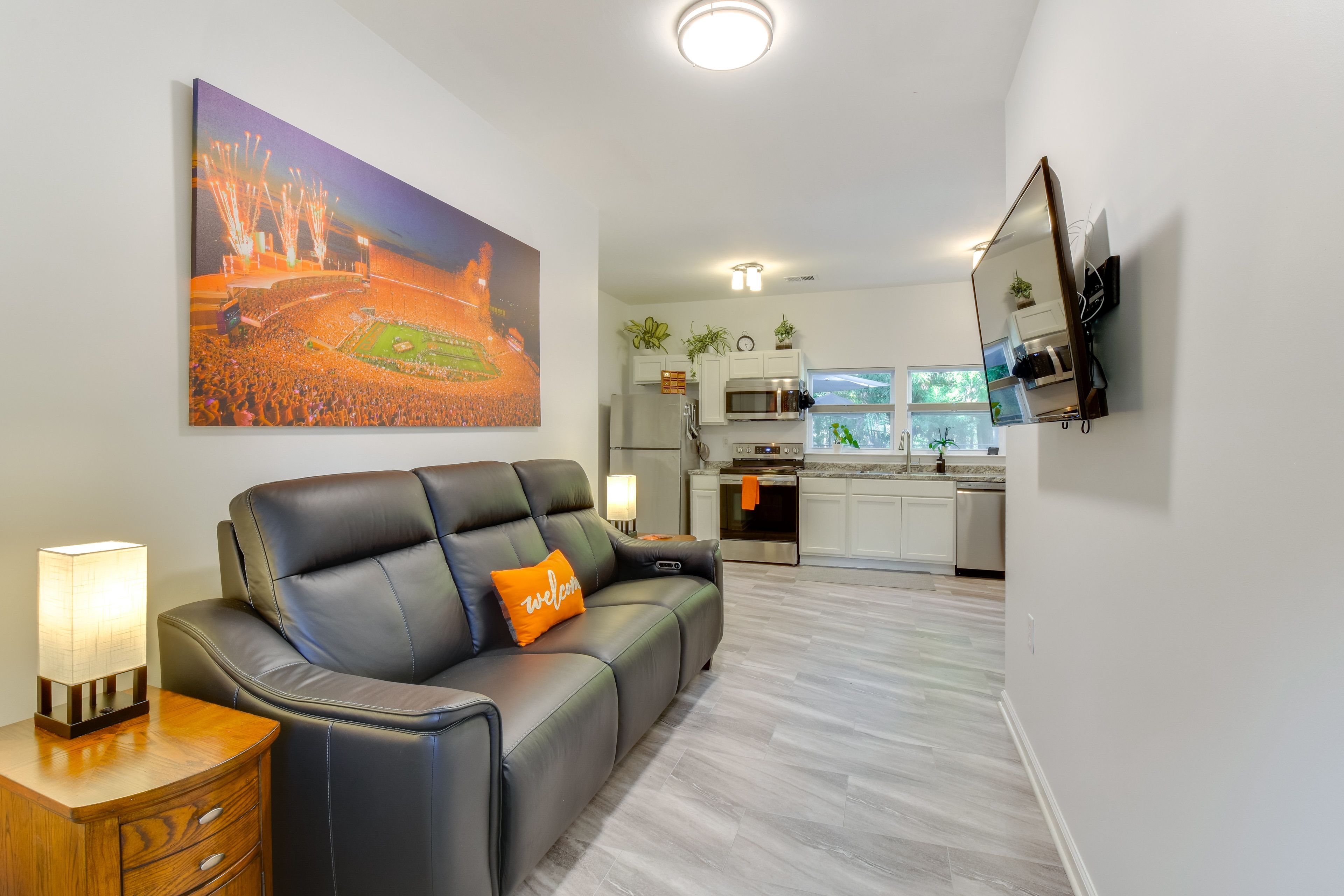 Living Room | Free WiFi | Central Heating & A/C | Smart TV w/ Cable