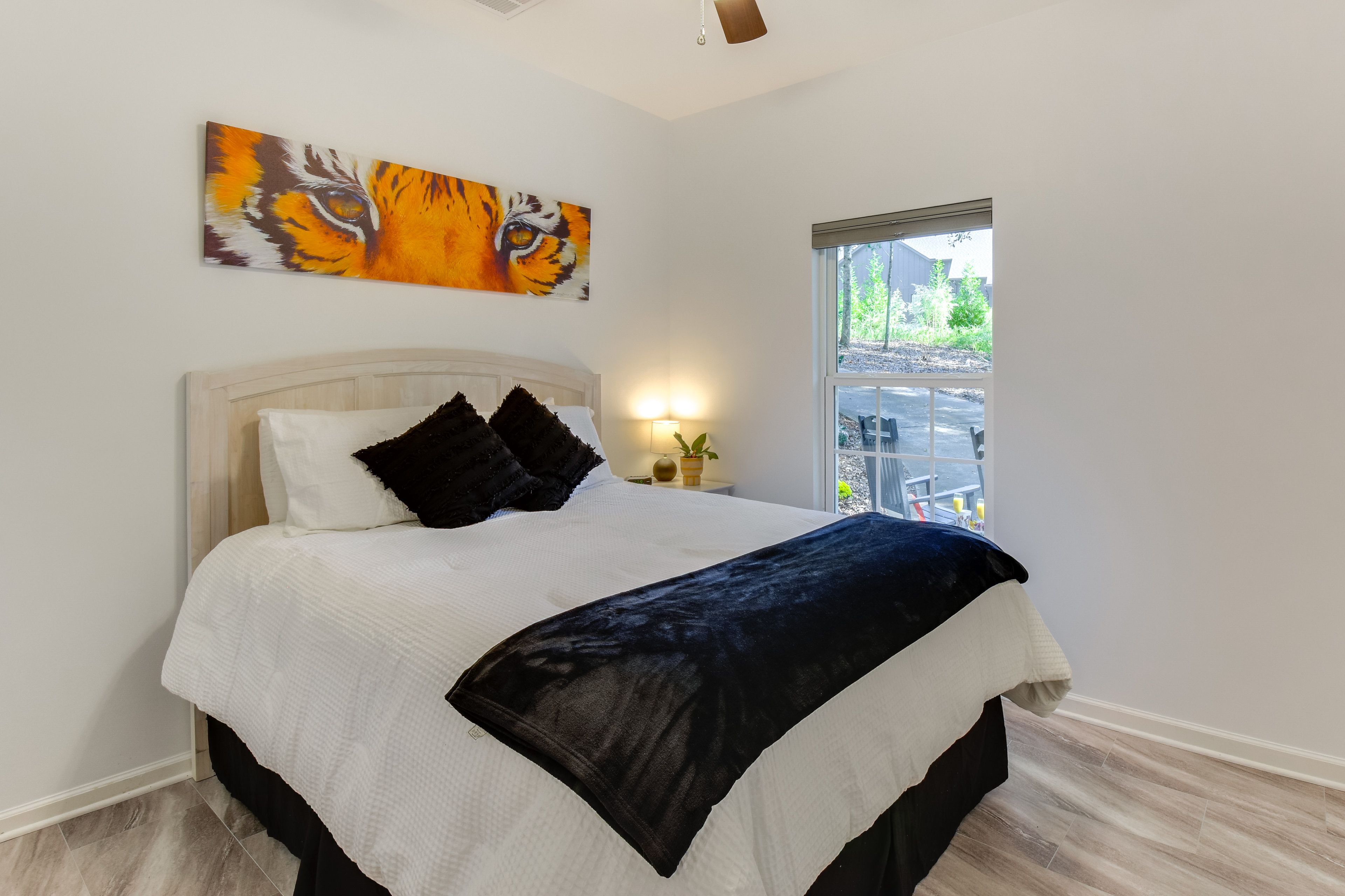 Bedroom | Queen Bed | Linens Provided