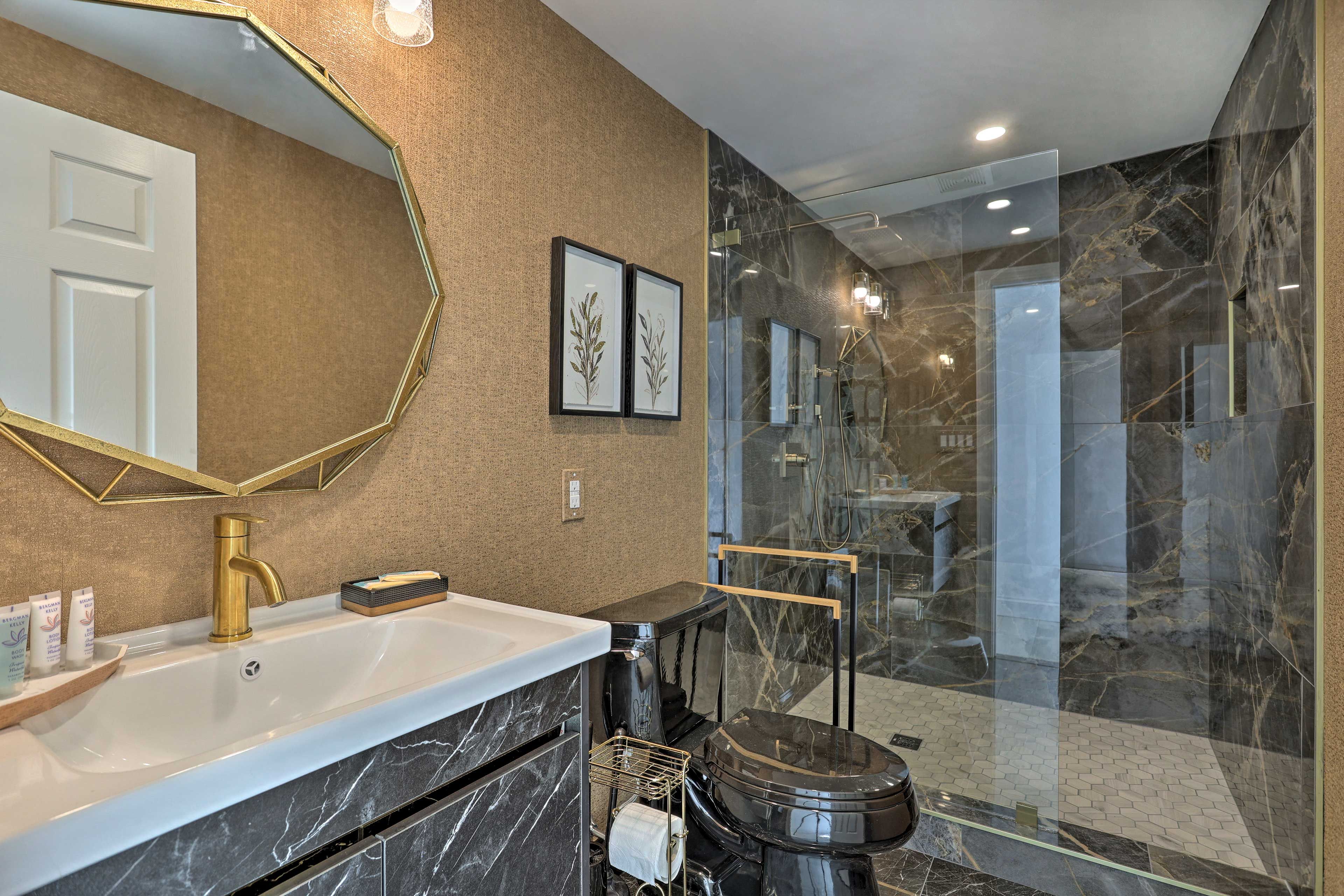 Full Bathroom | Towels Provided