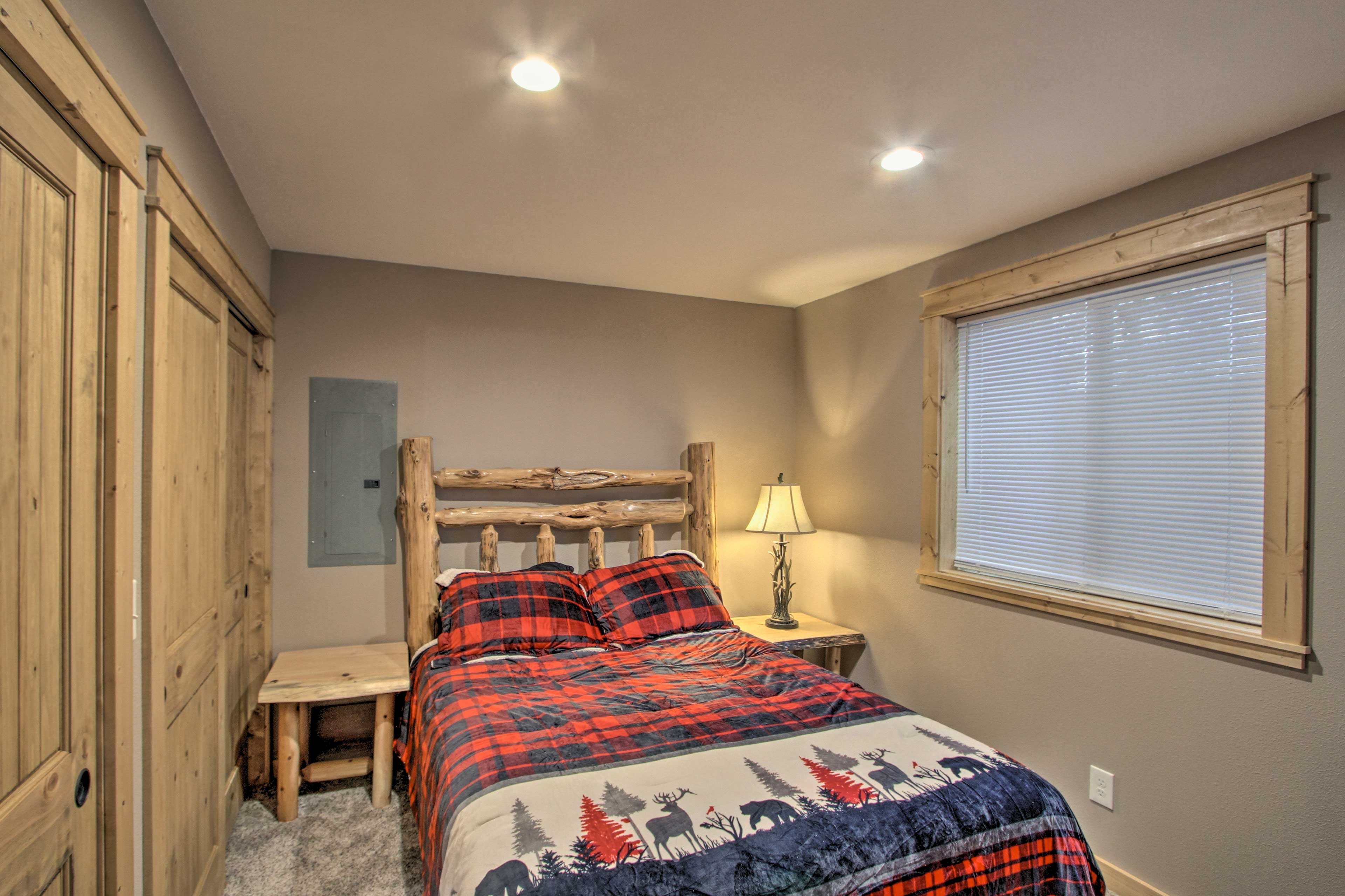 Bedroom | Queen Bed | Linens Provided | 1st Floor