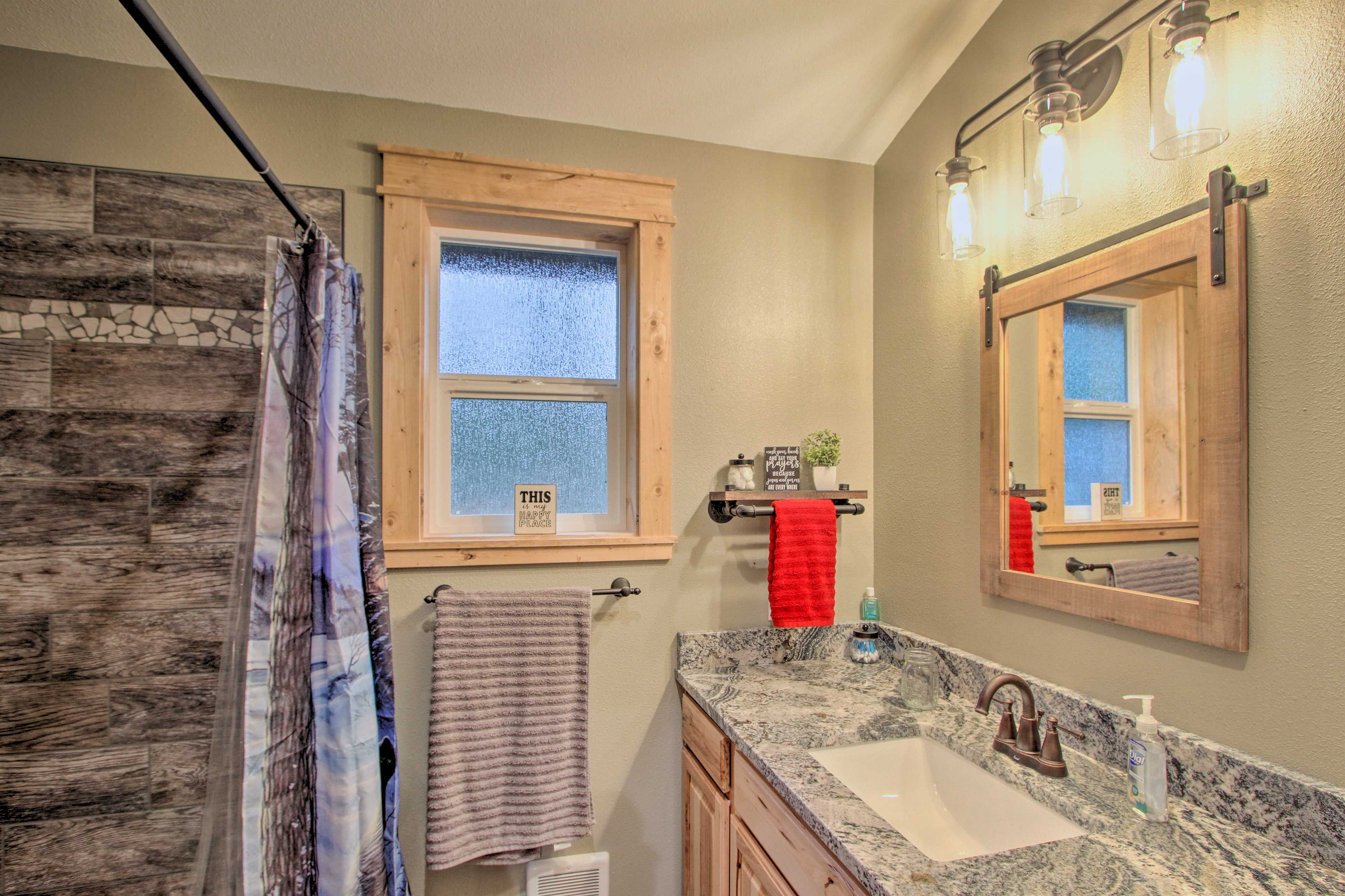 Full Bathroom | Complimentary Toiletries | Towels Provided | 1st Floor