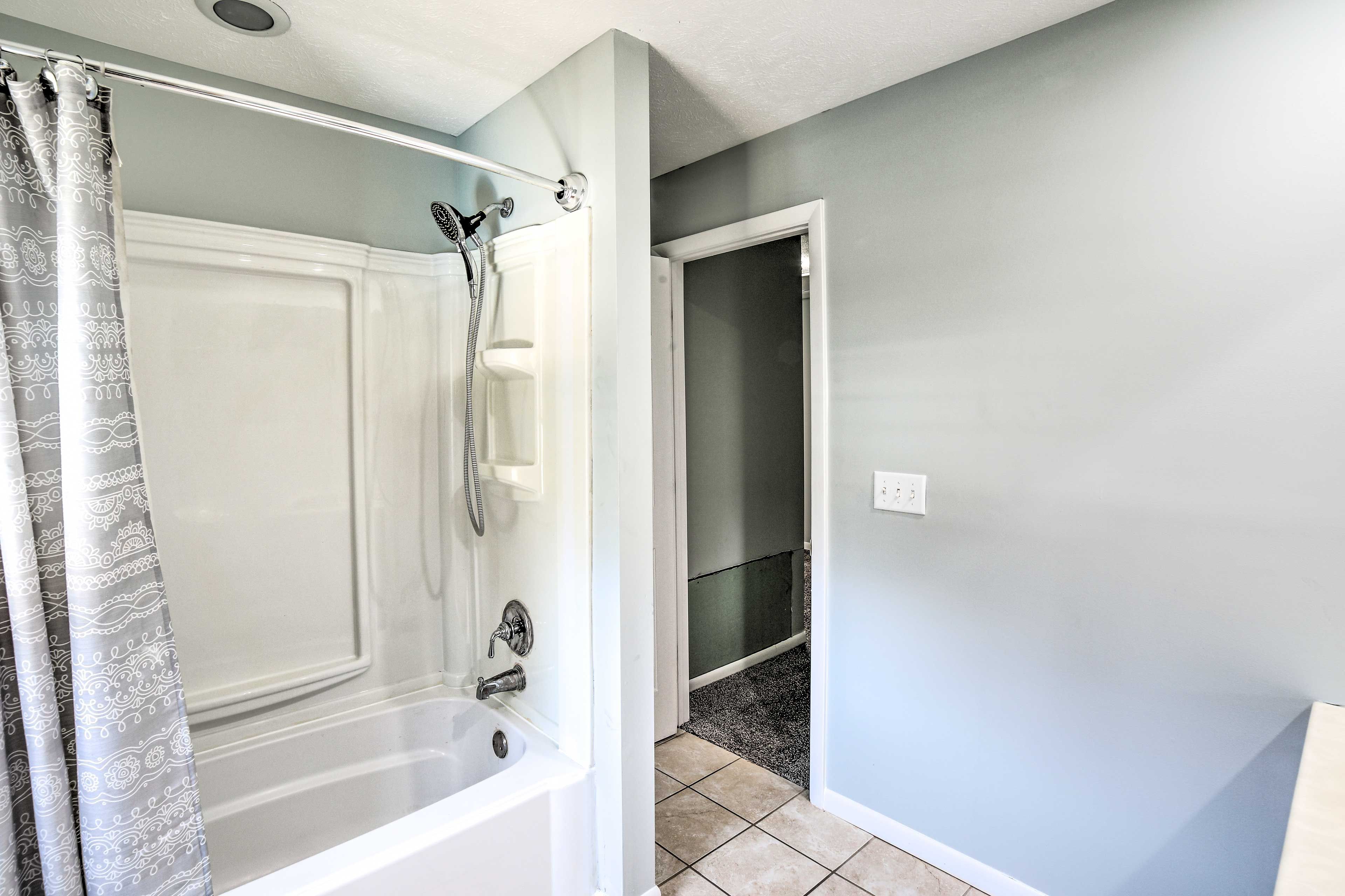 Full Bathroom | Towels Provided